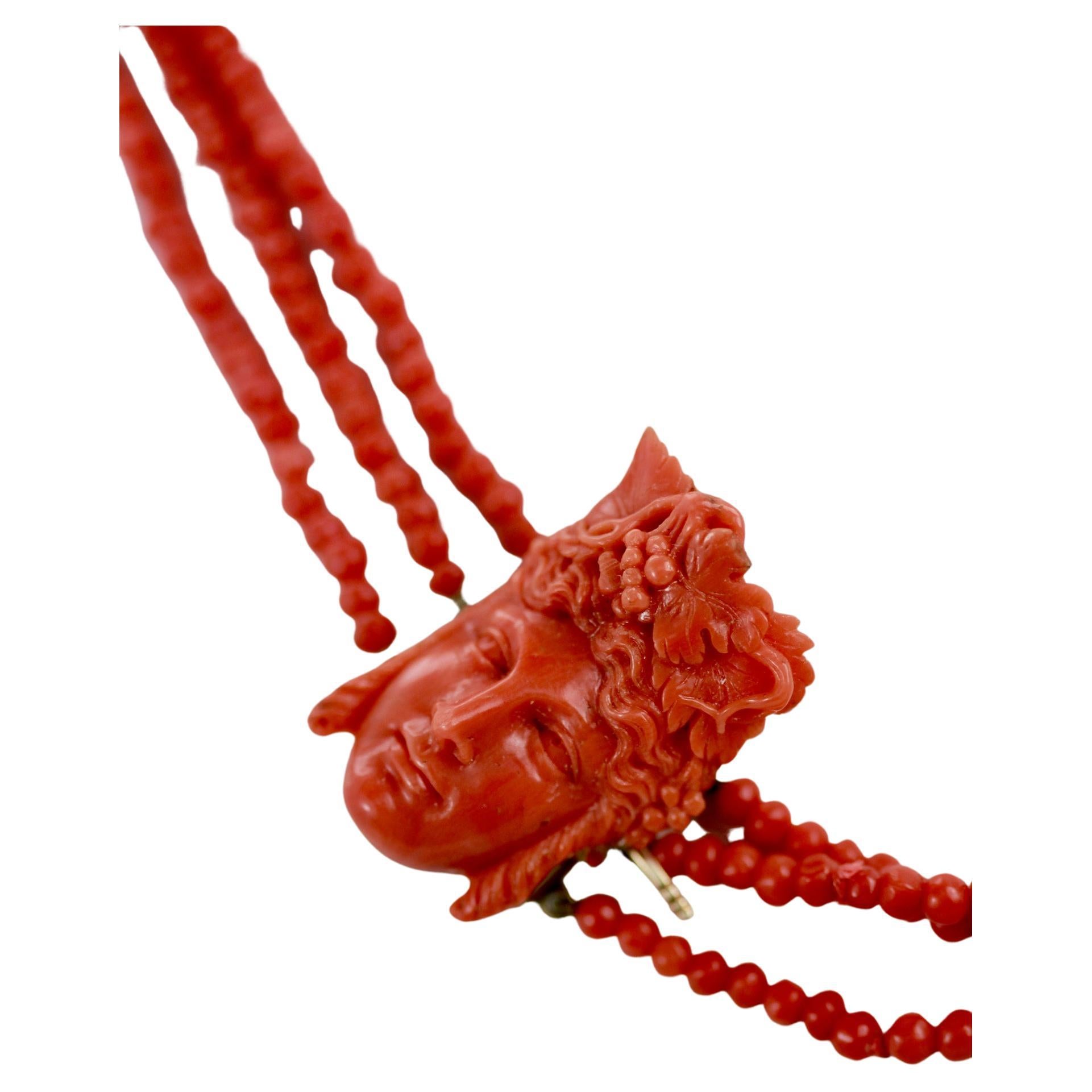Antike 14k Korallen-Halskette mit geschnitztem Bacchus-Kopf im Angebot