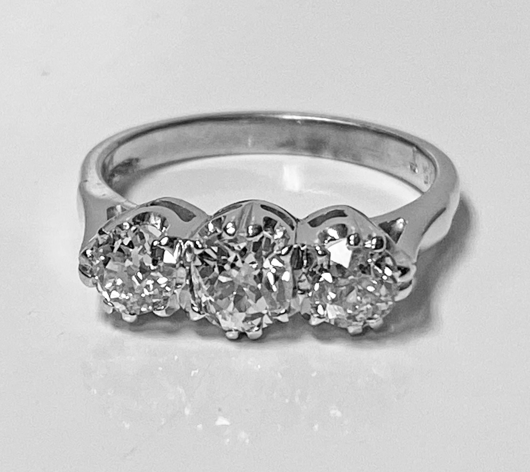Bague ancienne en diamant 14K, C.1930. La bague à trois pierres en diamant est sertie de trois diamants de taille européenne ancienne d'un poids total d'environ 1,00 ct, d'une pureté moyenne de VS2 à SI1 et d'une couleur moyenne de I-J. La monture