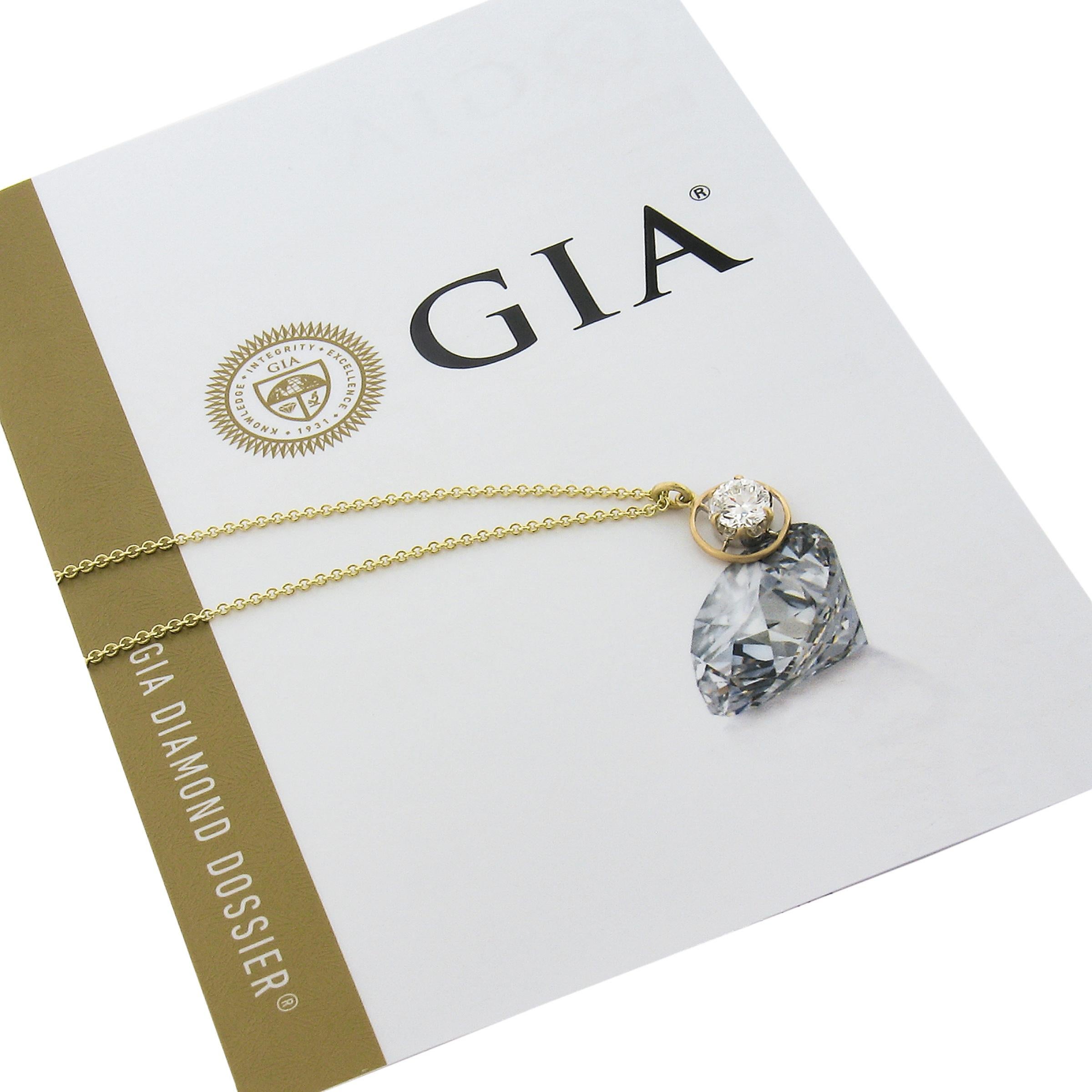 Taille ronde Pendentif cible solitaire en or 14k de 0,69ct GIA avec diamants ronds et pinces et chaîne. en vente
