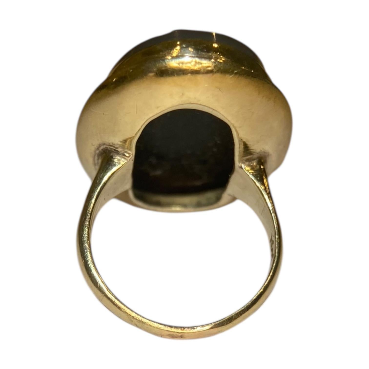 Taille ovale Bague ancienne en or 14K avec camée en agate en vente