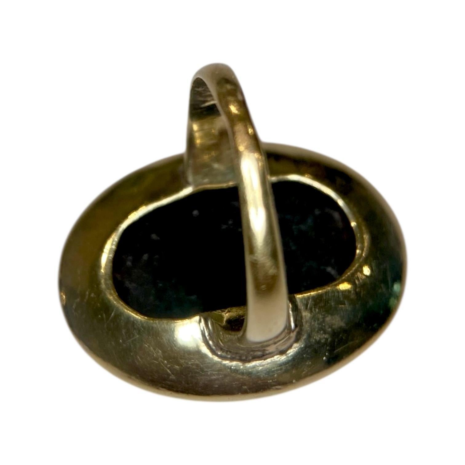 Bague ancienne en or 14K avec camée en agate en vente 1