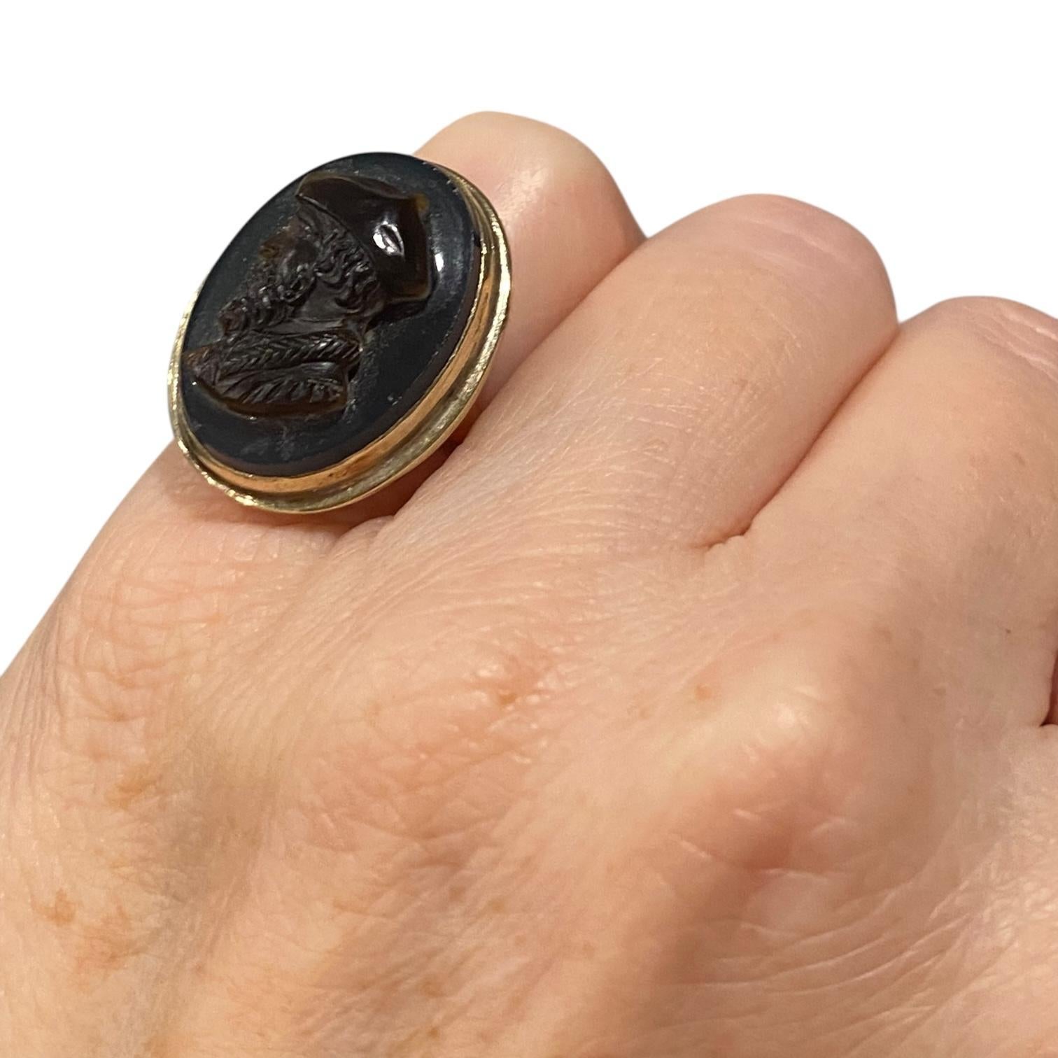Bague ancienne en or 14K avec camée en agate en vente 3