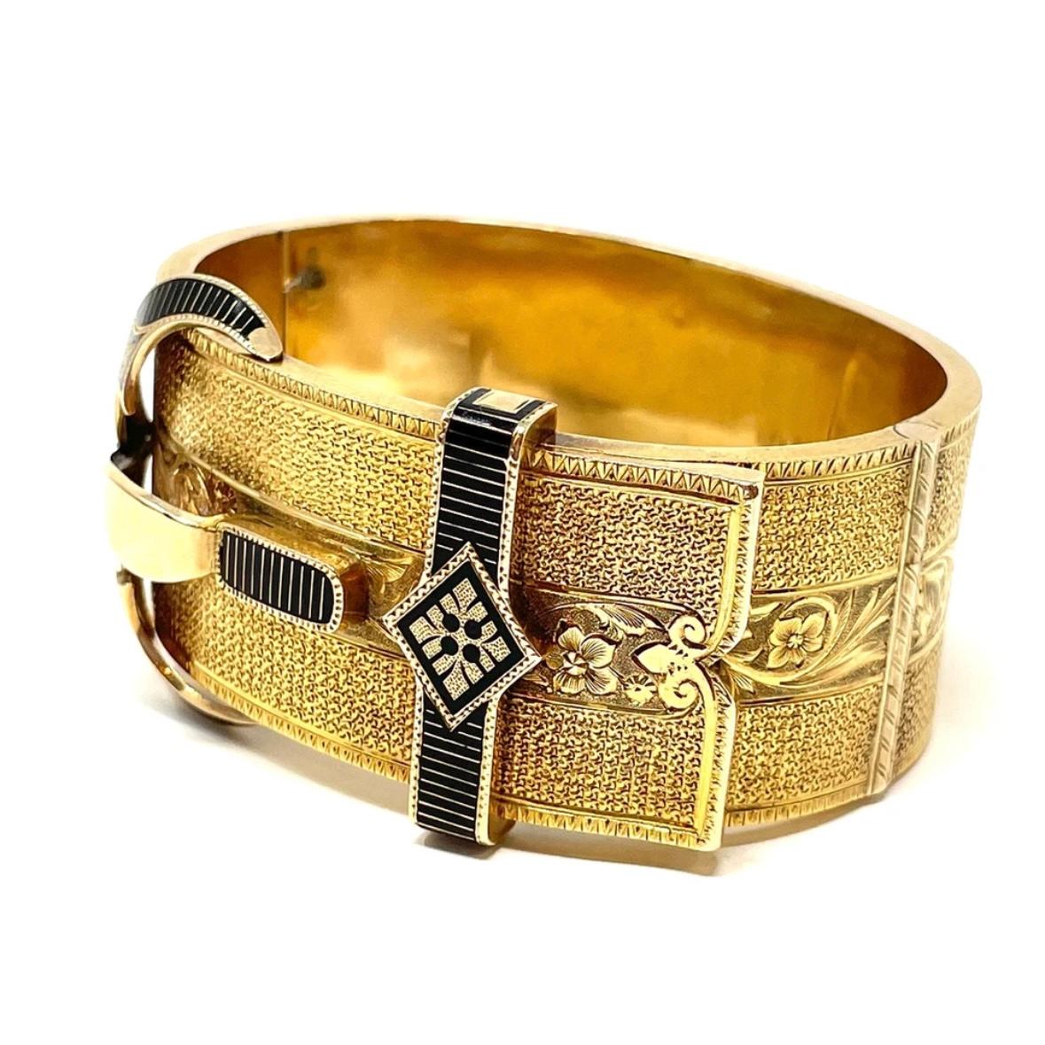 Magnifique bracelet à boucle en or 14 carats et émail de l'époque victorienne. La boucle ou la jarretière était l'un des motifs préférés de la reine Victoria, et on la retrouve donc dans les bijoux produits tout au long de son règne. 

Ce lourd