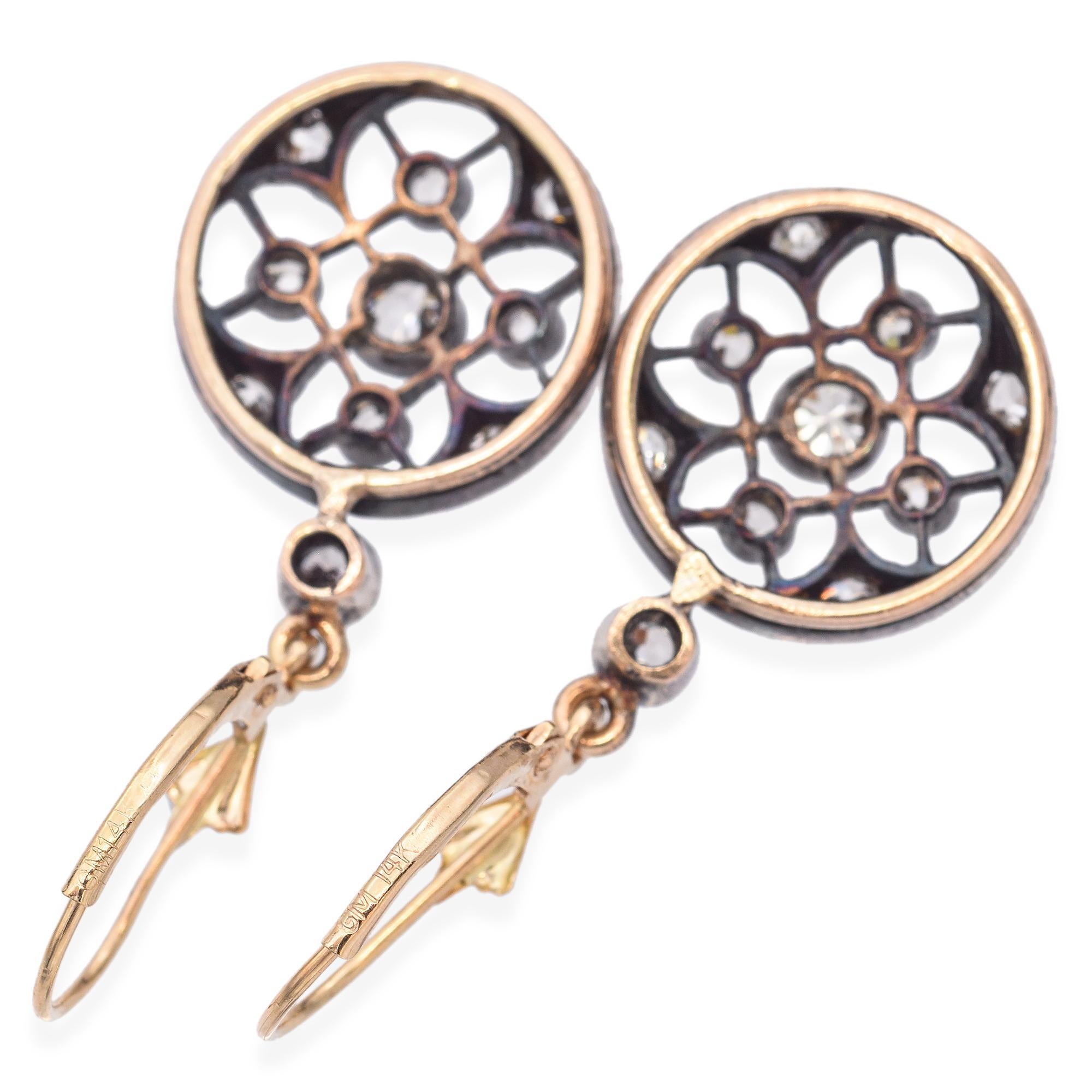 Questi orecchini presentano intricati disegni traforati impreziositi da diamanti bianchi. Realizzato in oro 14k e argento sterling, l'intricato design circolare mostra un'affascinante disposizione di diamanti incastonati, perfetti per aggiungere un