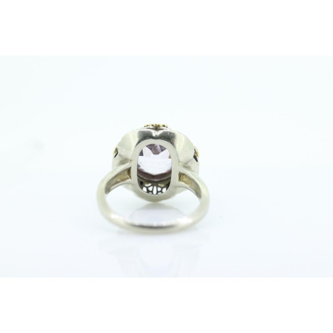 Vintage By aus den 1930er Jahren
Größe: 6 1/2 US
MATERIALIEN: Stein
Edelstein: Kunzit

Stil: Mitte des Jahrhunderts

Schöner antiker Ring aus den 1930er Jahren. Bestehend aus rundem Kunzit in Lünettenfassung, durchbrochener Perlenkette und