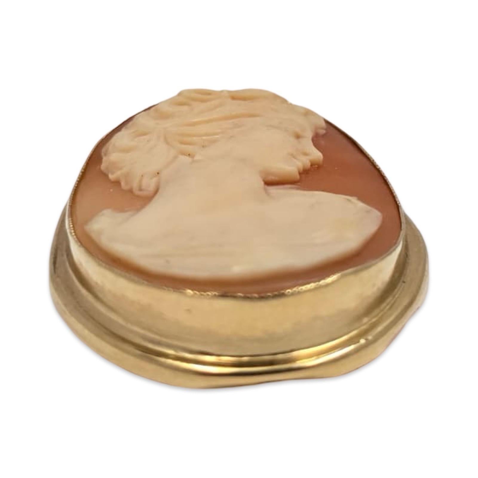 Antiguo Broche y Colgante Camafeo de Concha Tallada en Oro de 14K, Dama Clásica, 34mm en Excelente estado para la venta en Miami, FL