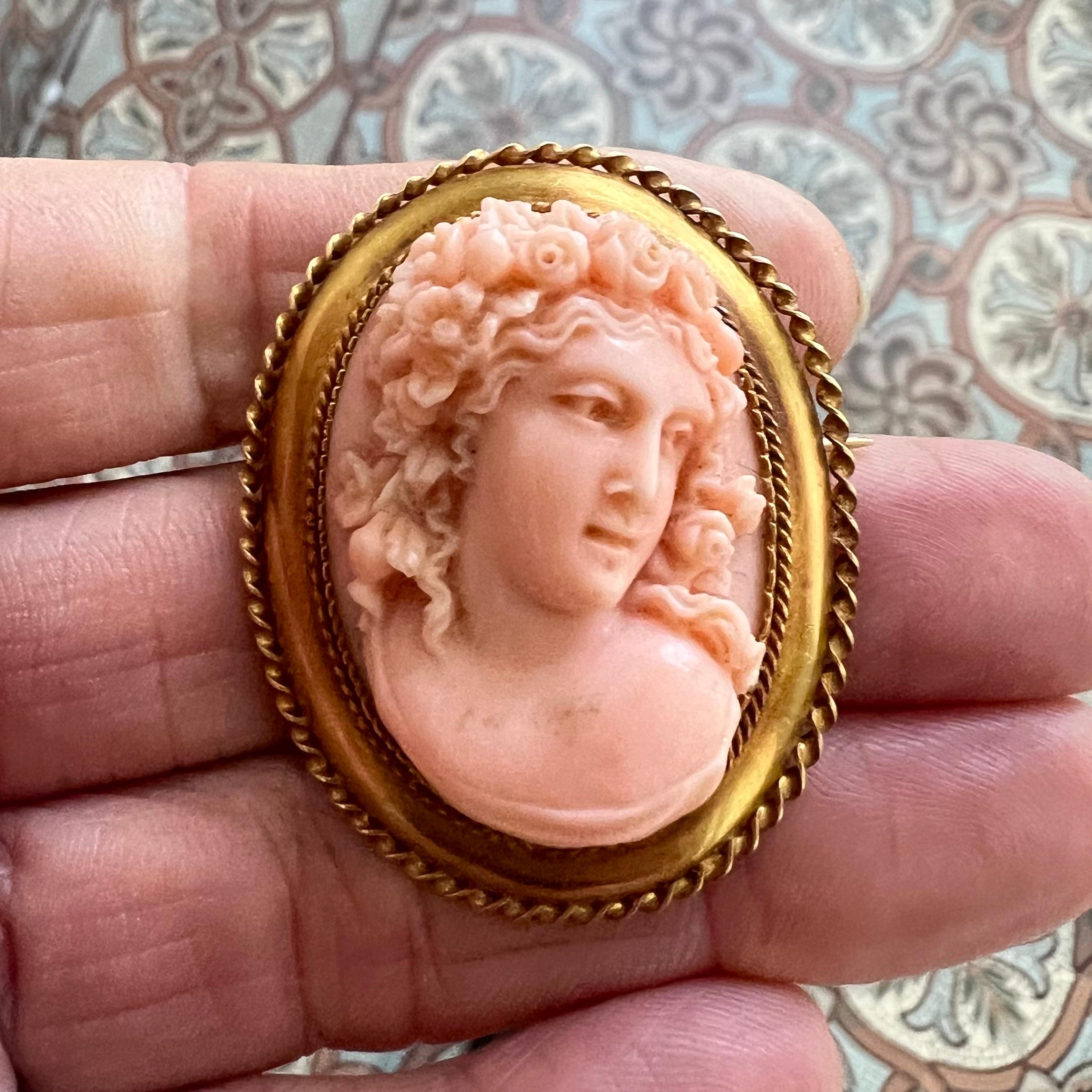Broche antiguo de oro de 14 quilates con camafeo de coral que representa a la diosa romana Flora Corte mixto en venta