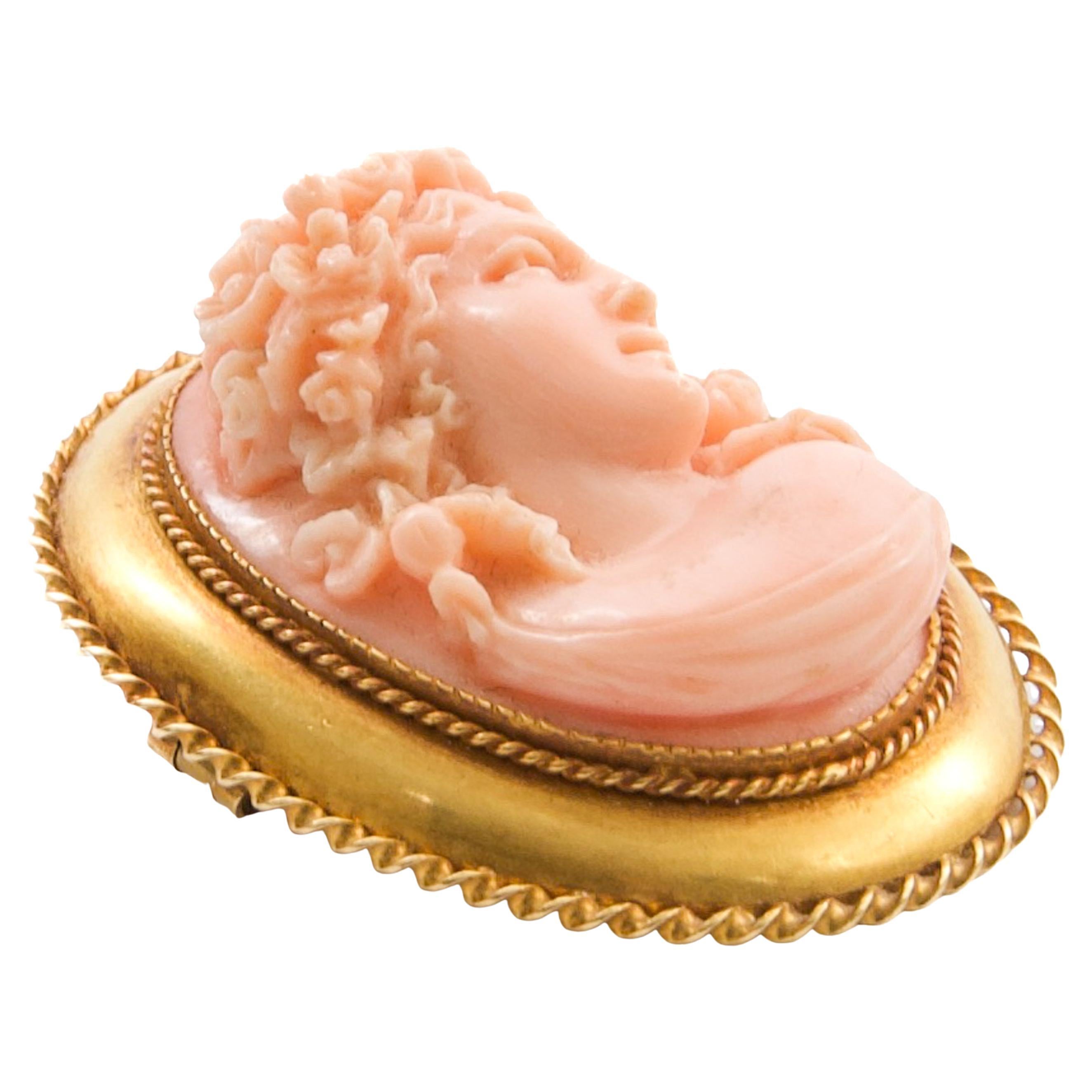 Broche antiguo de oro de 14 quilates con camafeo de coral que representa a la diosa romana Flora en Bueno estado para la venta en Rotterdam, NL