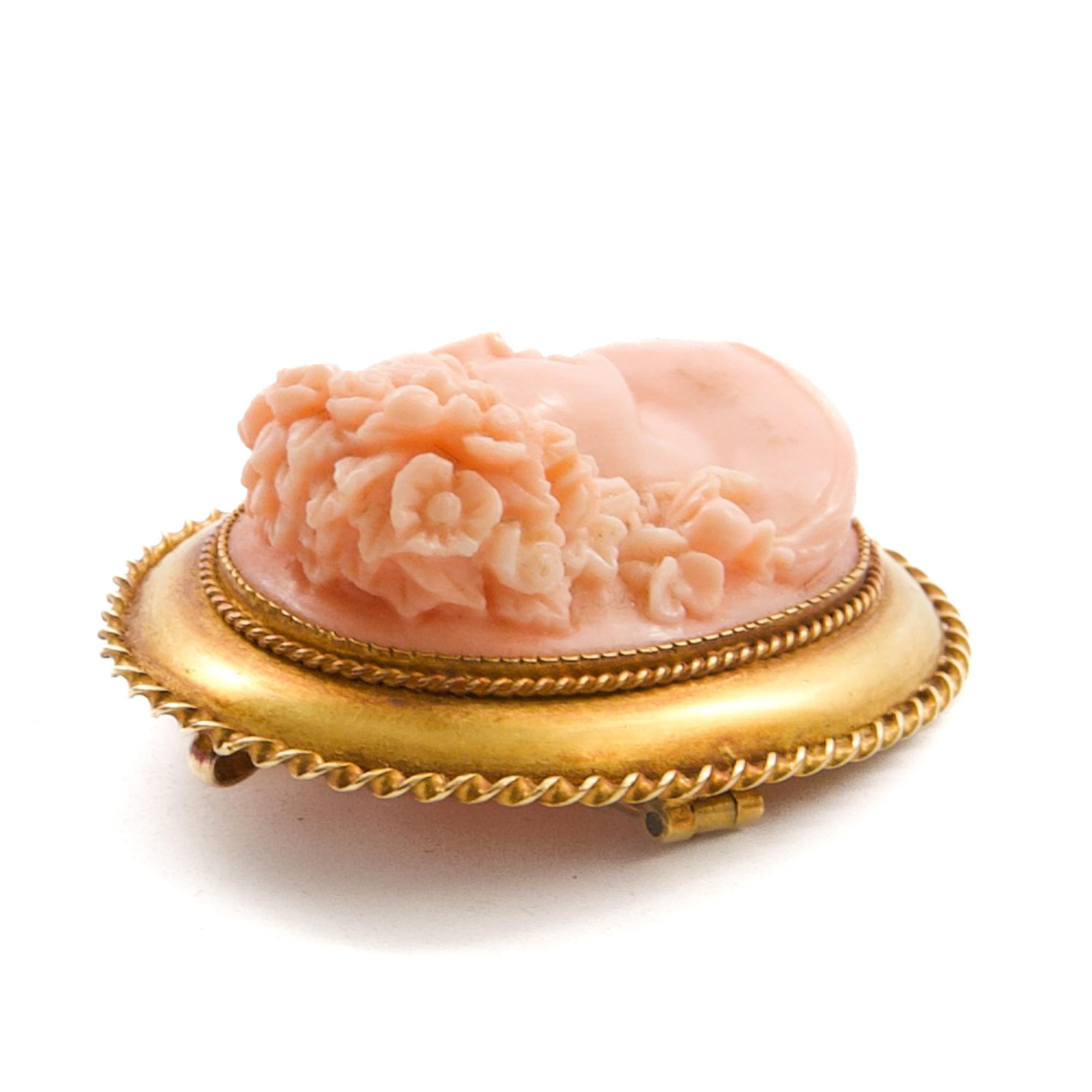 Broche antiguo de oro de 14 quilates con camafeo de coral que representa a la diosa romana Flora en venta 1