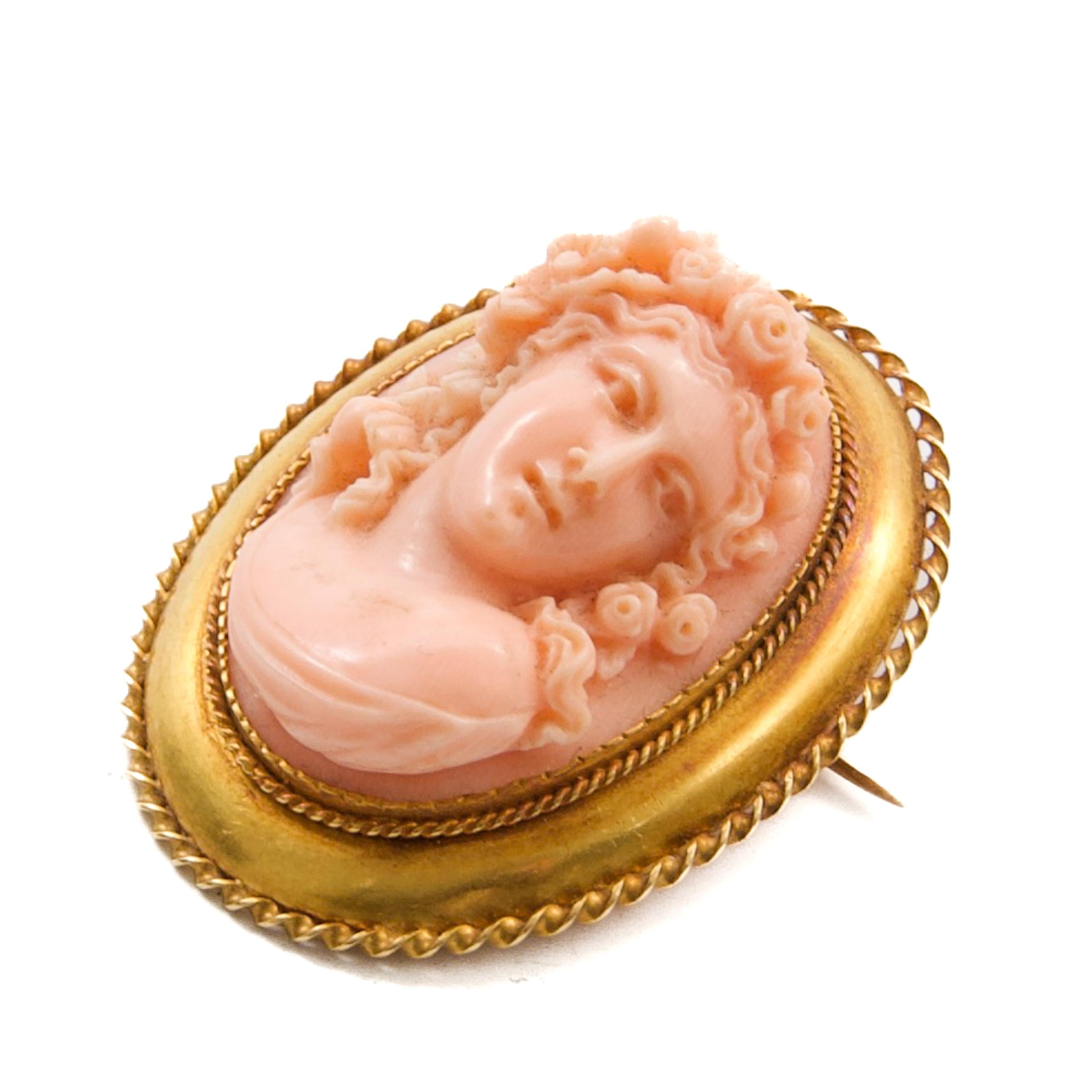 Broche antiguo de oro de 14 quilates con camafeo de coral que representa a la diosa romana Flora en venta 2