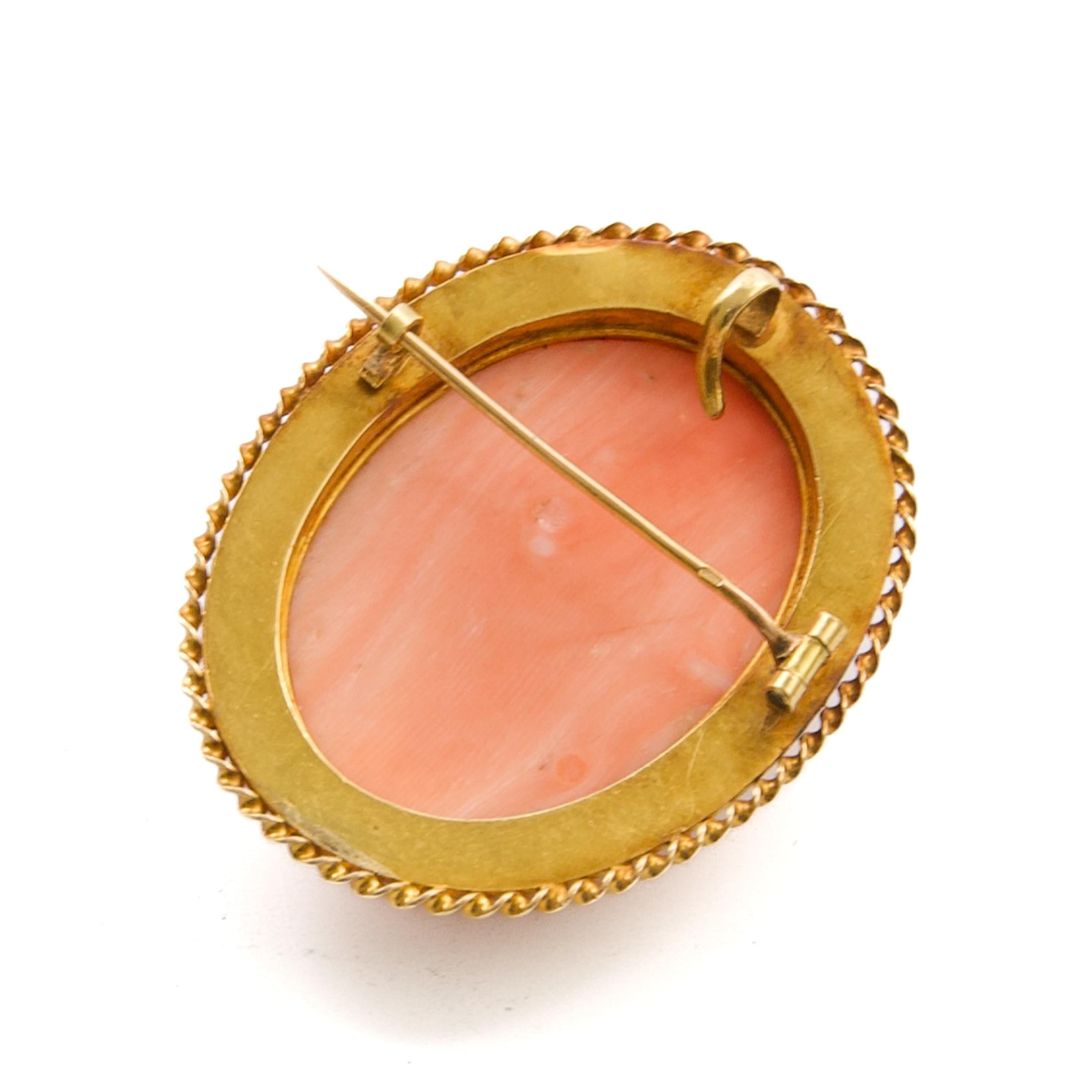 Broche antiguo de oro de 14 quilates con camafeo de coral que representa a la diosa romana Flora en venta 3