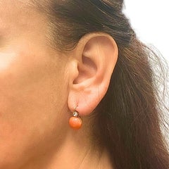 Boucles d'oreilles pendantes en or 14k avec corail et diamants