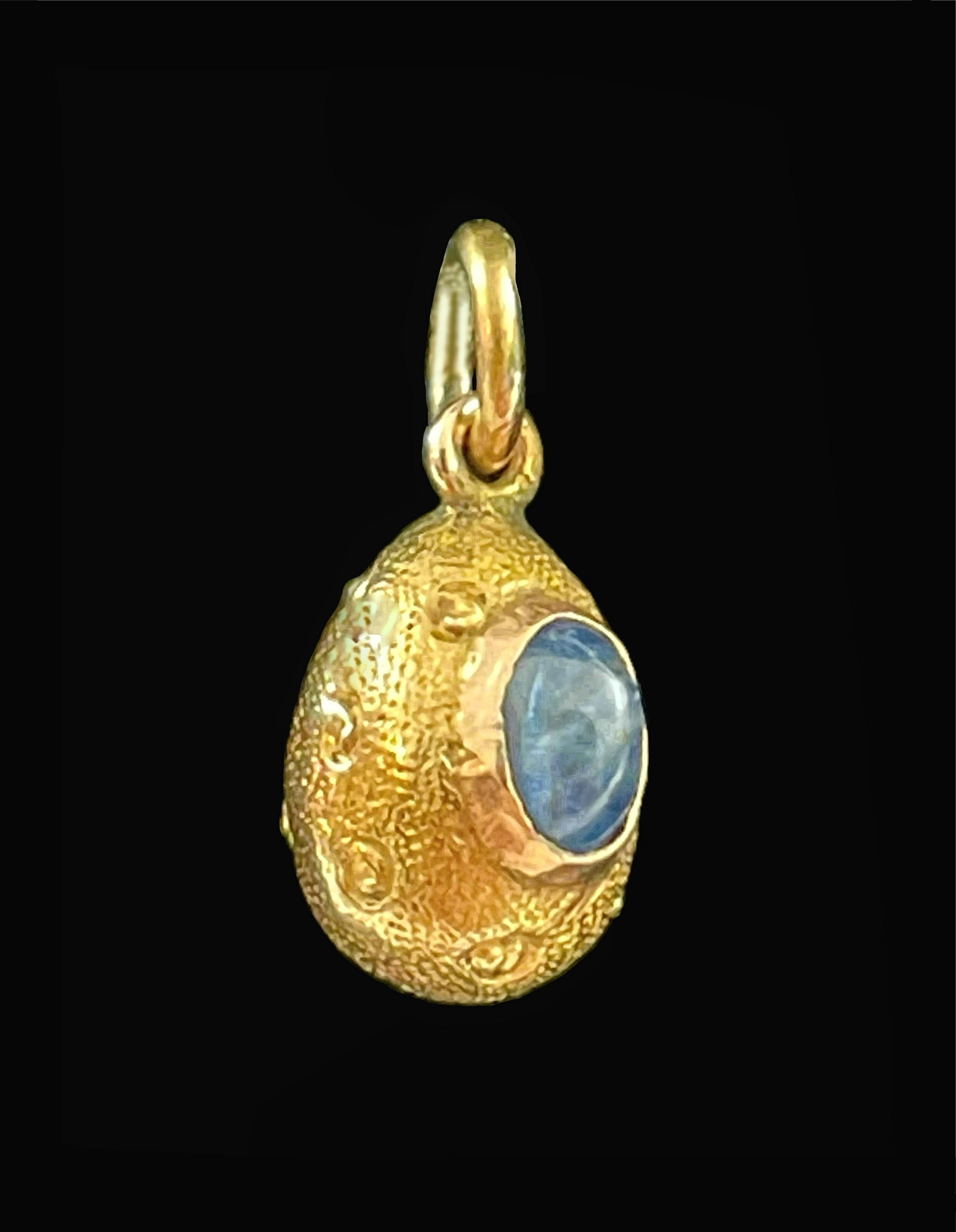 Cabochon Antique 14K Gold & Cornflower Blue Sapphire Egg Pendant - Early 20th Century For Sale