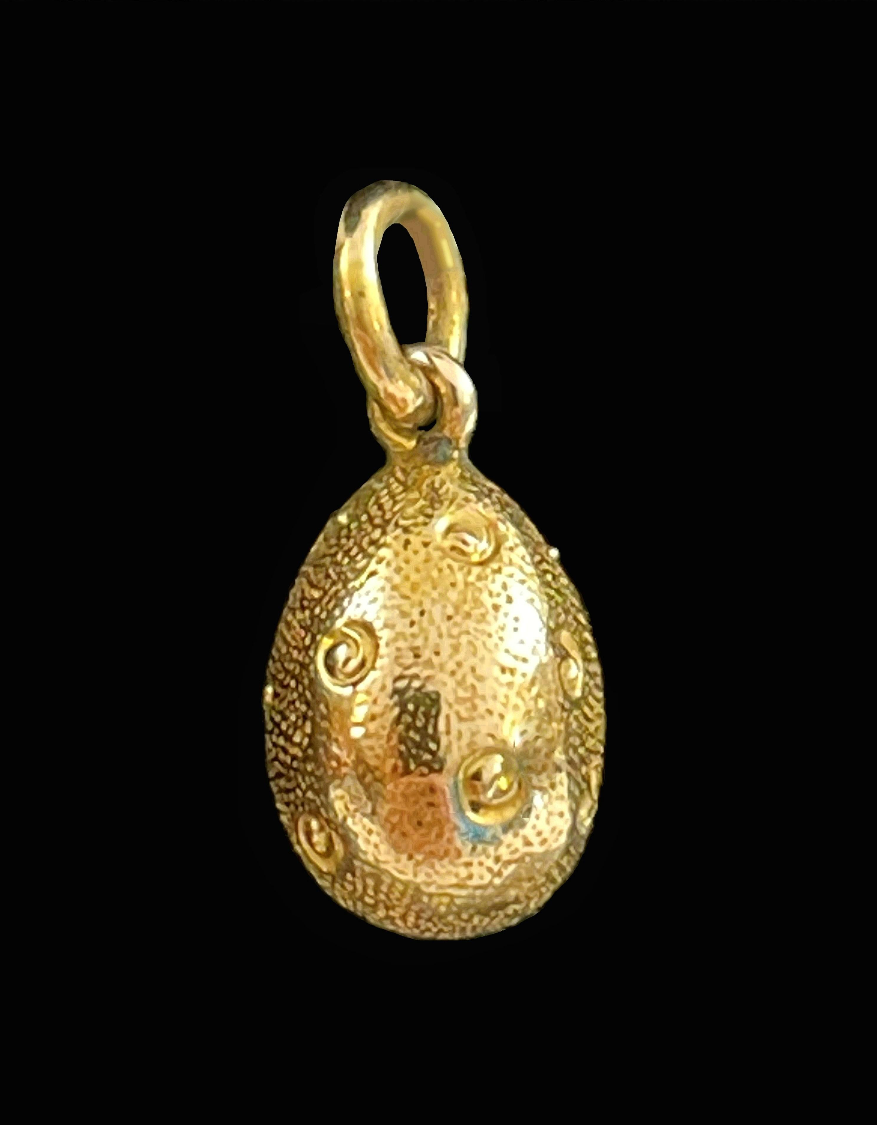 Antique 14K Gold & Cornflower Blue Sapphire Egg Pendant - Early 20th Century In Good Condition In Chatham, CA
