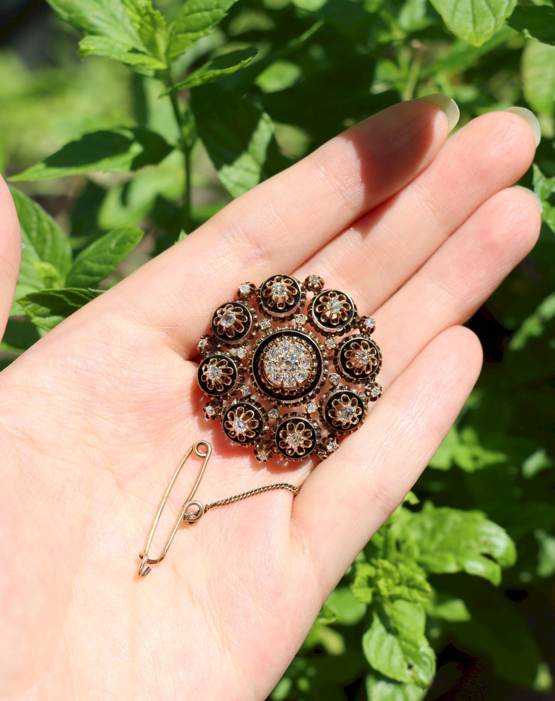 Broche antiguo de oro de 14 quilates con diamantes

Dimensiones aproximadas:
3 cm (Diámetro) 
11.6 cm (Longitud) 
Aprox. 1,30 ct (Diamante)
12,7 gramos de peso.

** Los diamantes y las piedras de color se miden hasta donde lo permiten las monturas,