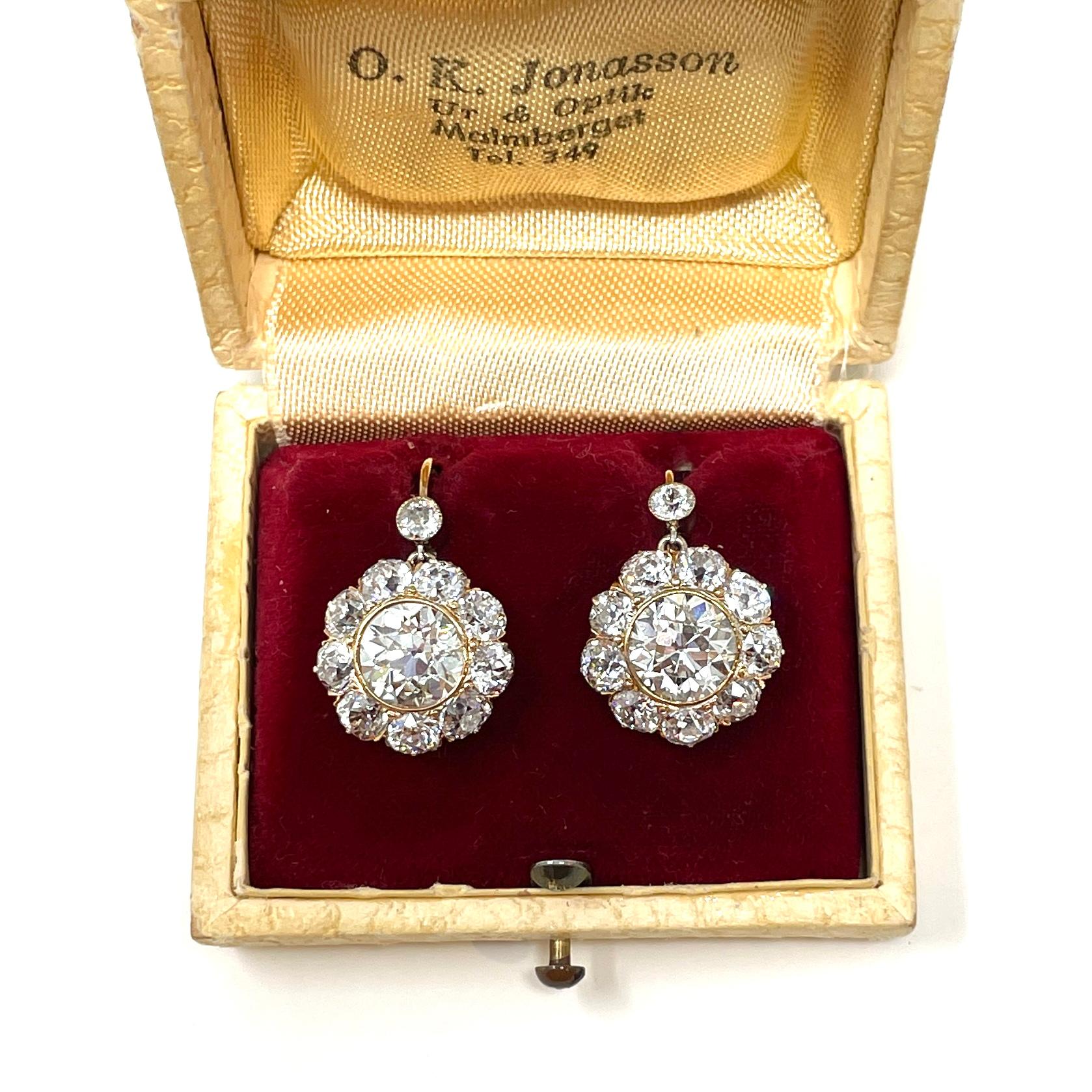 Un impressionante paio di antichi orecchini a grappolo con diamanti incastonati in oro 14K. I diamanti con taglio old mine e old european cut hanno un peso totale di circa 10 carati. 

Si tratta di orecchini da esposizione dotati di una sicura