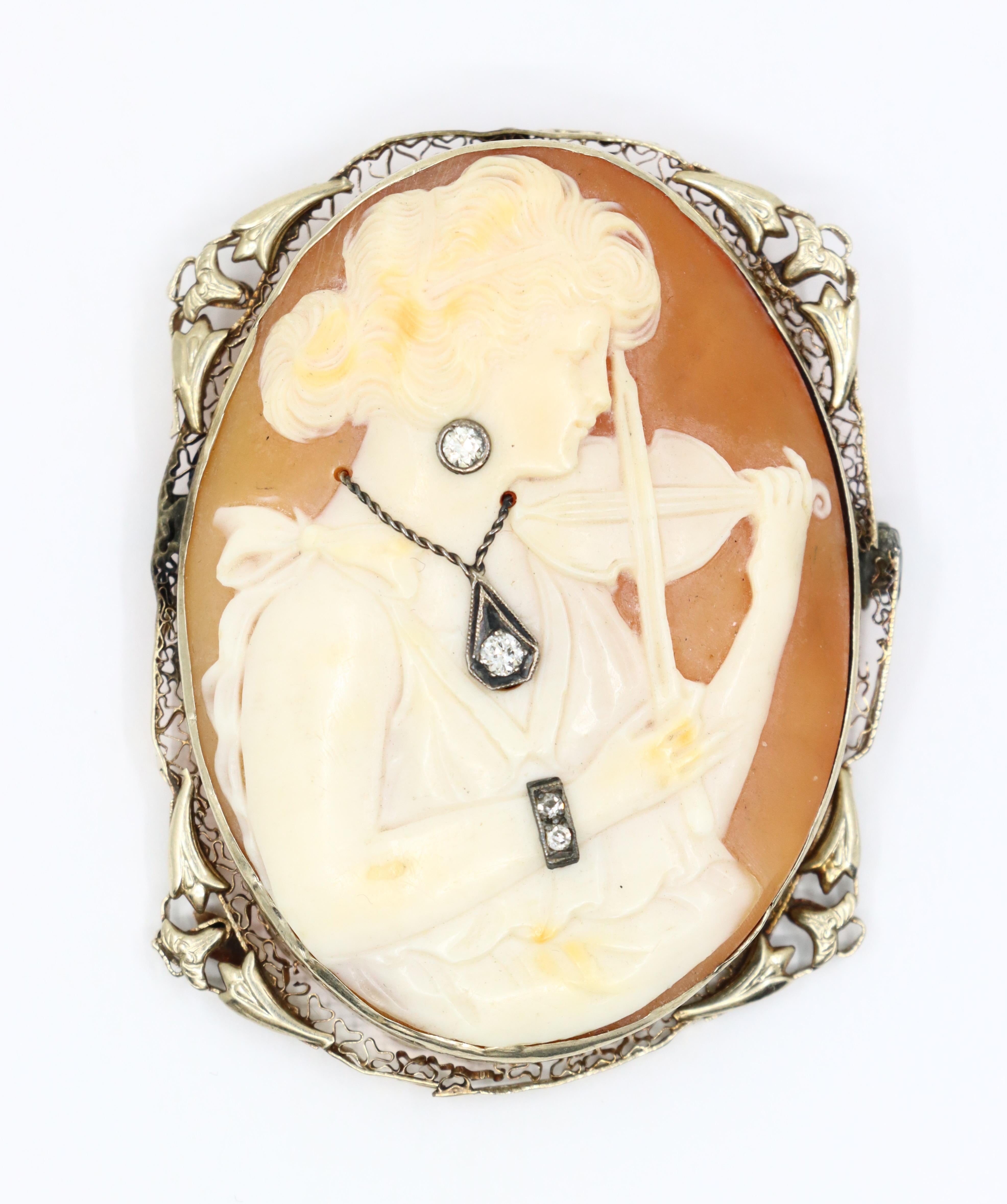 Antiguo Broche Camafeo Violinista de Oro de 14K con Diamantes

Dimensiones aproximadas:
6 cm (Longitud)
4,3 cm (Anchura)
21,7 gramos de peso