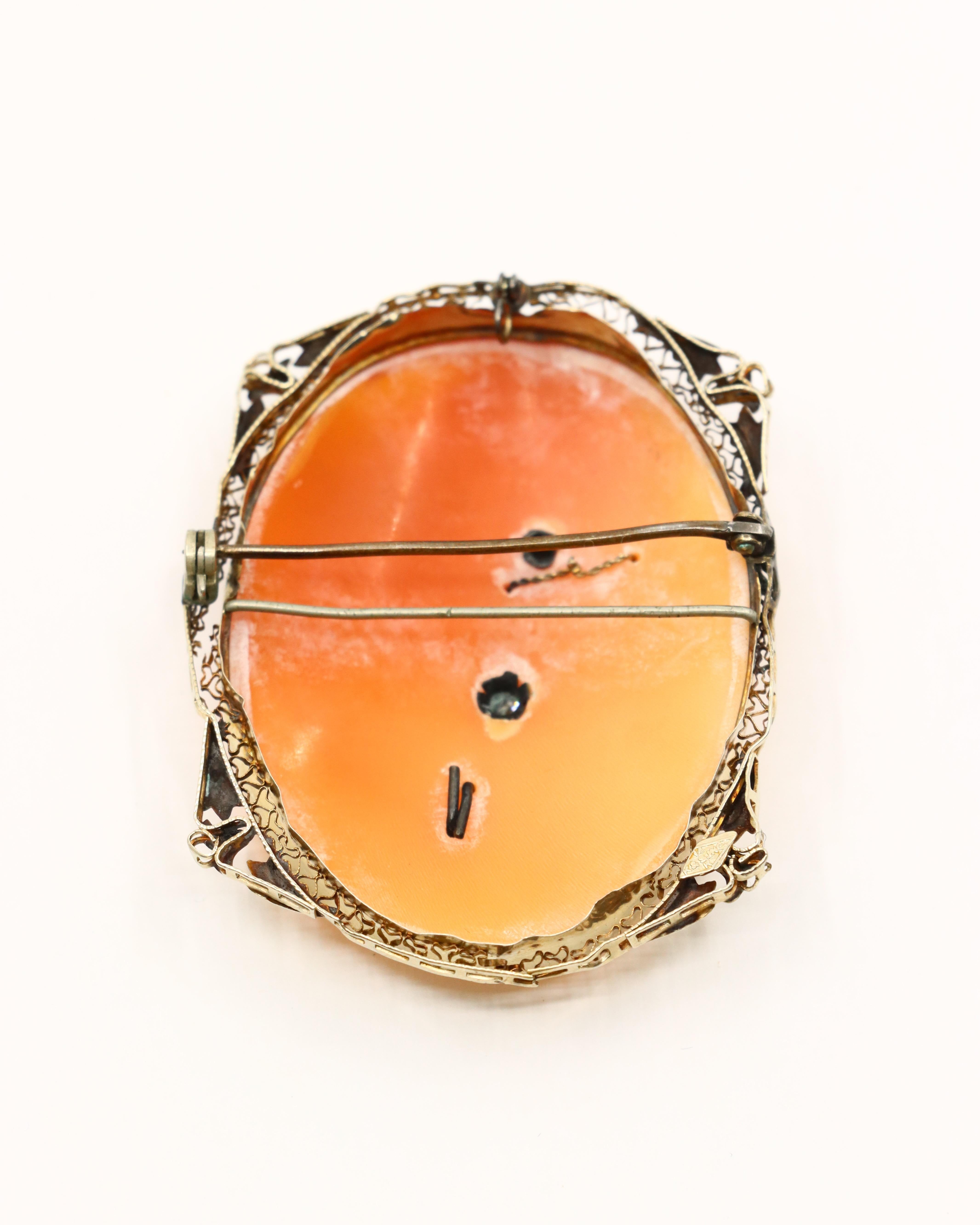 Antiguo Broche Camafeo Violinista de Oro de 14K con Diamantes en venta 4