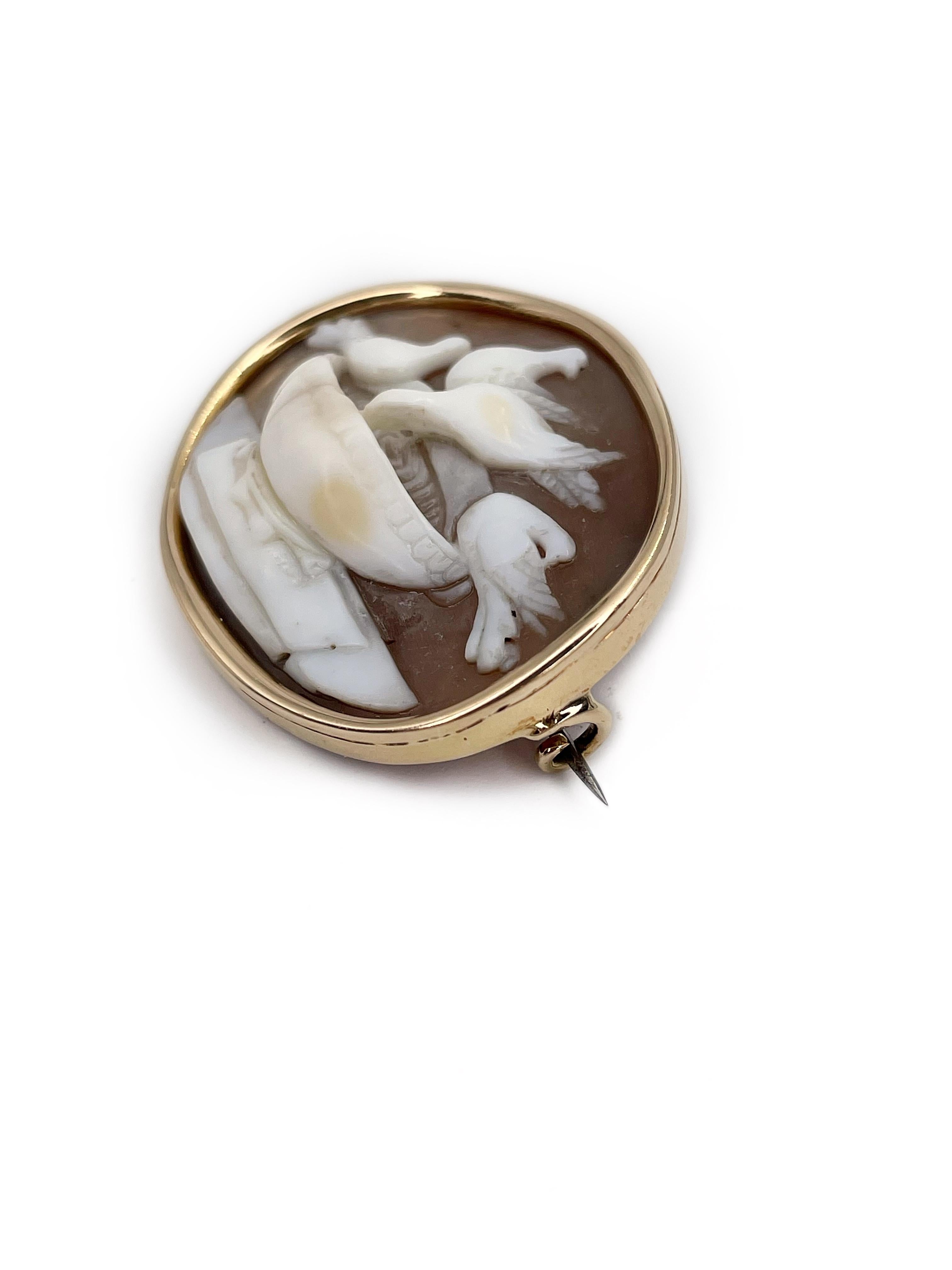 This is a lovely brooch crafted in 14K gold. It depicts four doves sitting on a bowl. The cameo is delicately carved from shell. 

Weight: 8.01g
Size: 3.5x2.8cm