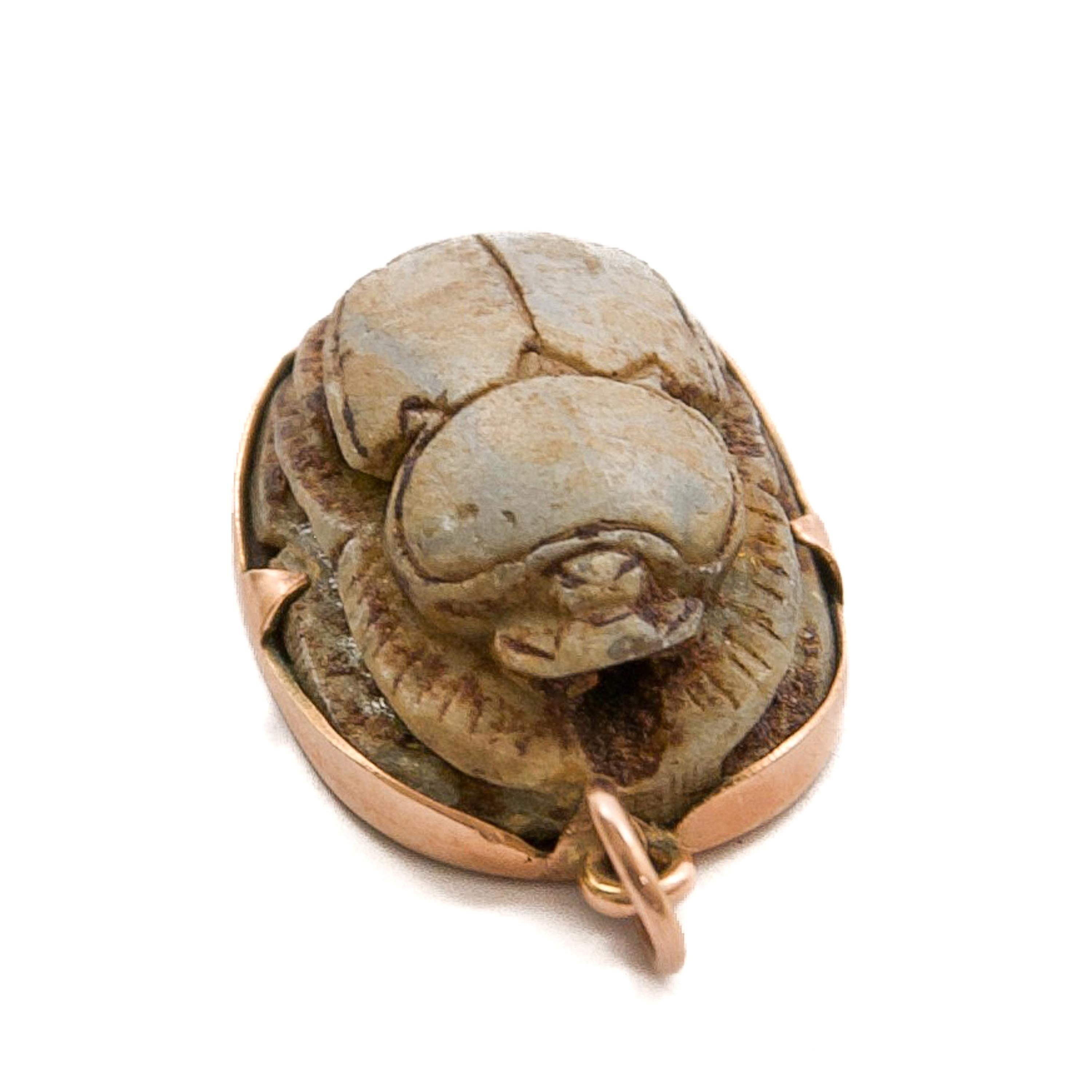 Antico ciondolo a forma di scarabeo egiziano in oro 14K con geroglifici in vendita 7