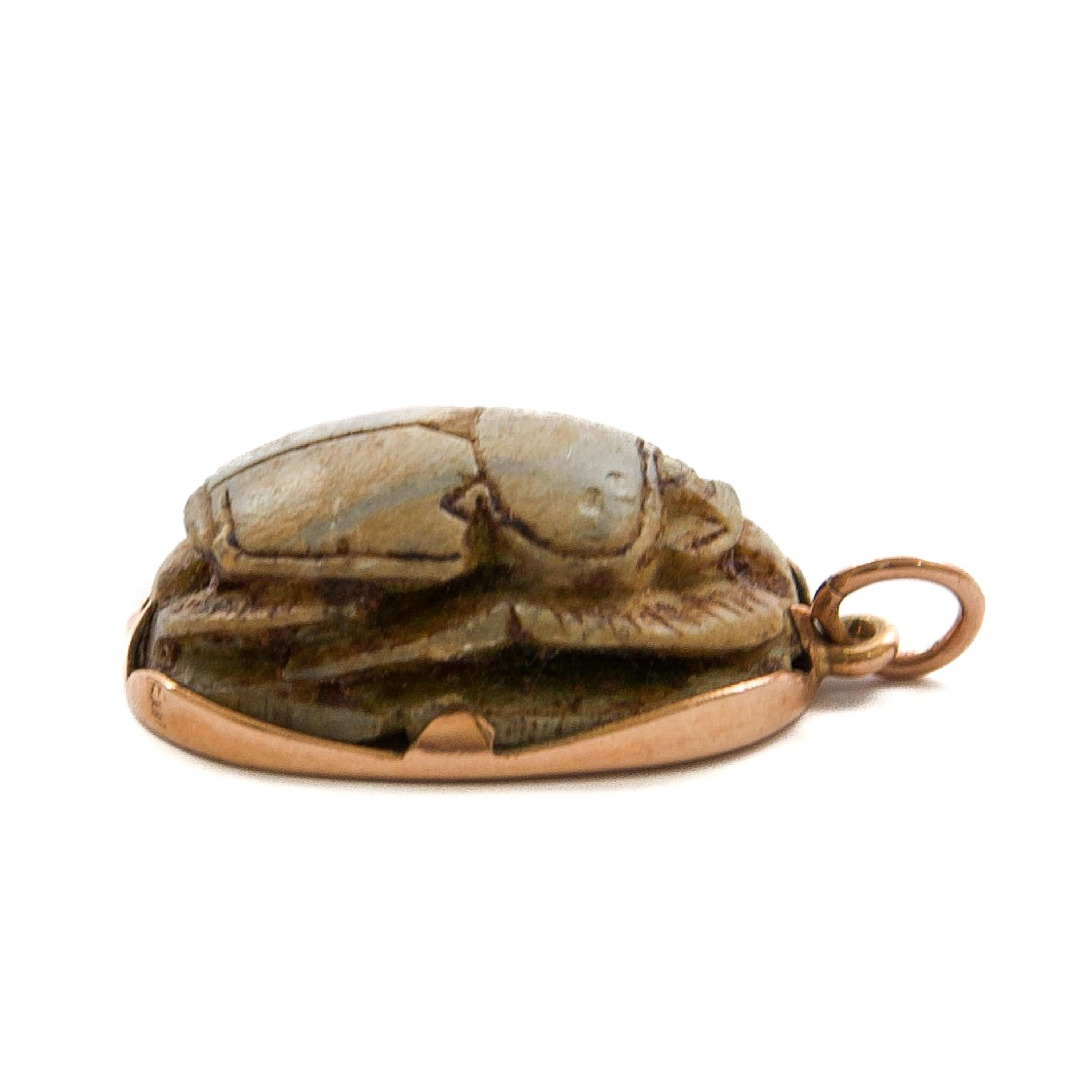 Antico ciondolo a forma di scarabeo egiziano in oro 14K con geroglifici in vendita 9