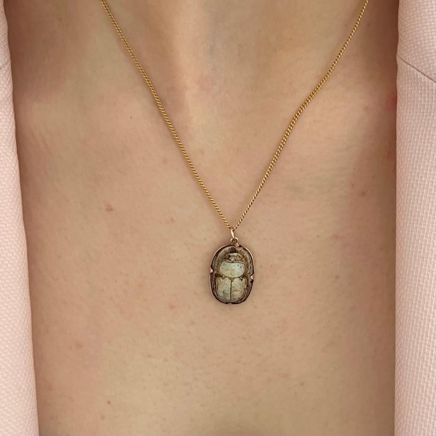 Antico ciondolo a forma di scarabeo egiziano in oro 14K con geroglifici In condizioni buone in vendita a Rotterdam, NL