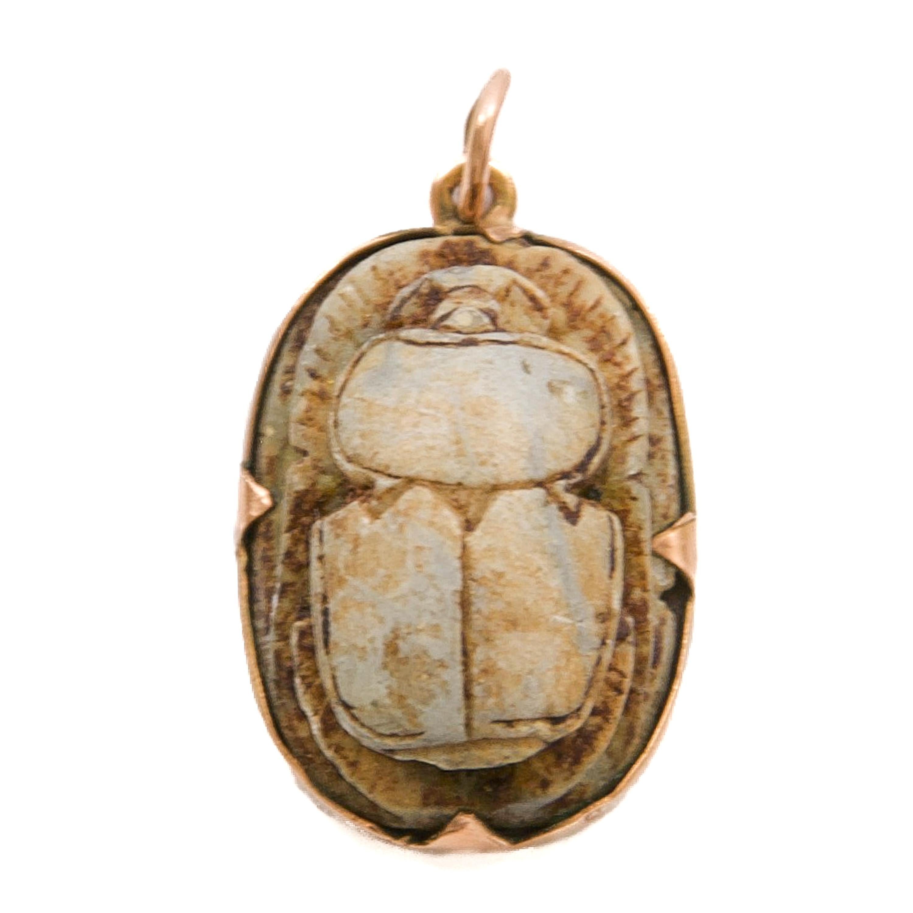 Antico ciondolo a forma di scarabeo egiziano in oro 14K con geroglifici in vendita 1