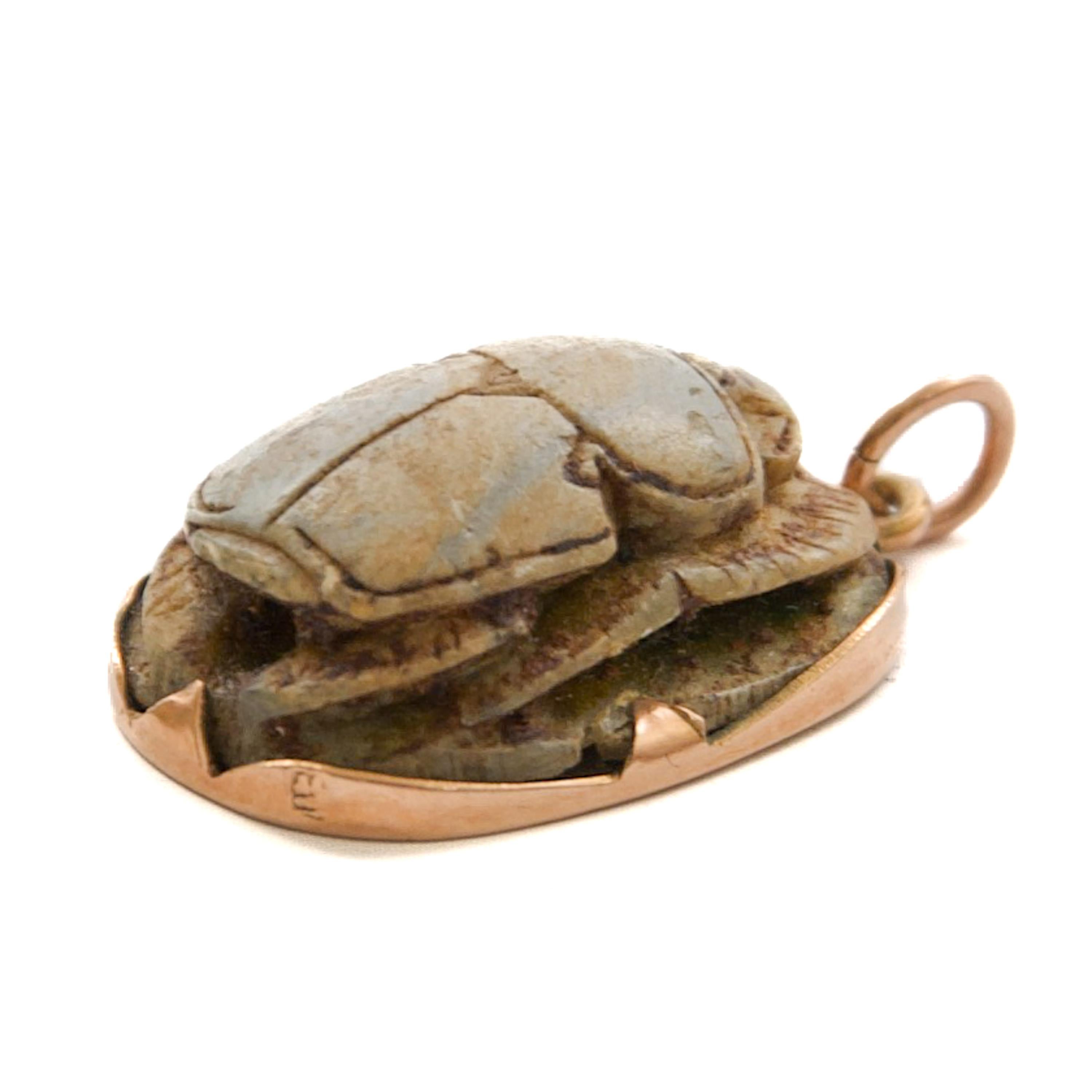 Antico ciondolo a forma di scarabeo egiziano in oro 14K con geroglifici in vendita 3