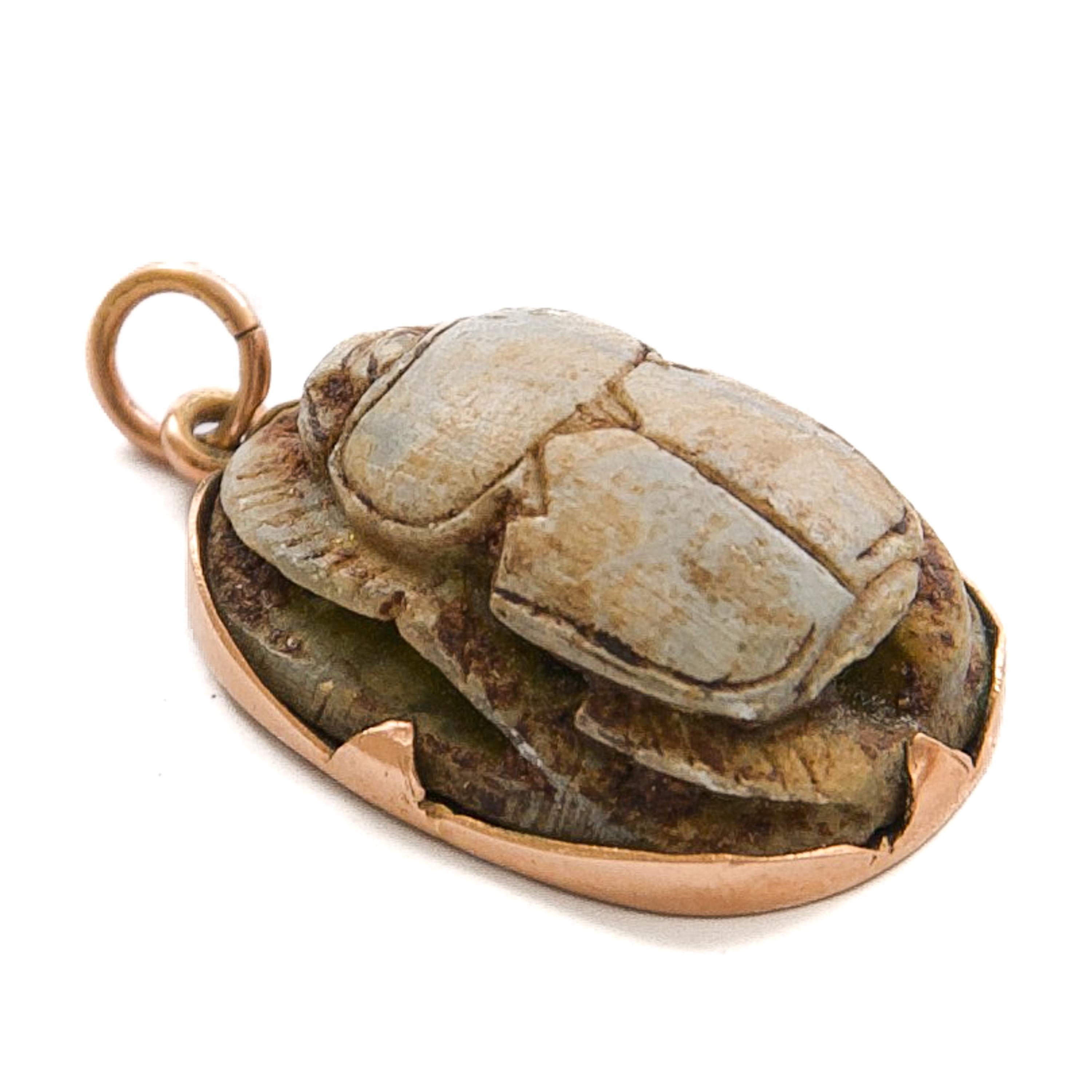 Antico ciondolo a forma di scarabeo egiziano in oro 14K con geroglifici in vendita 4