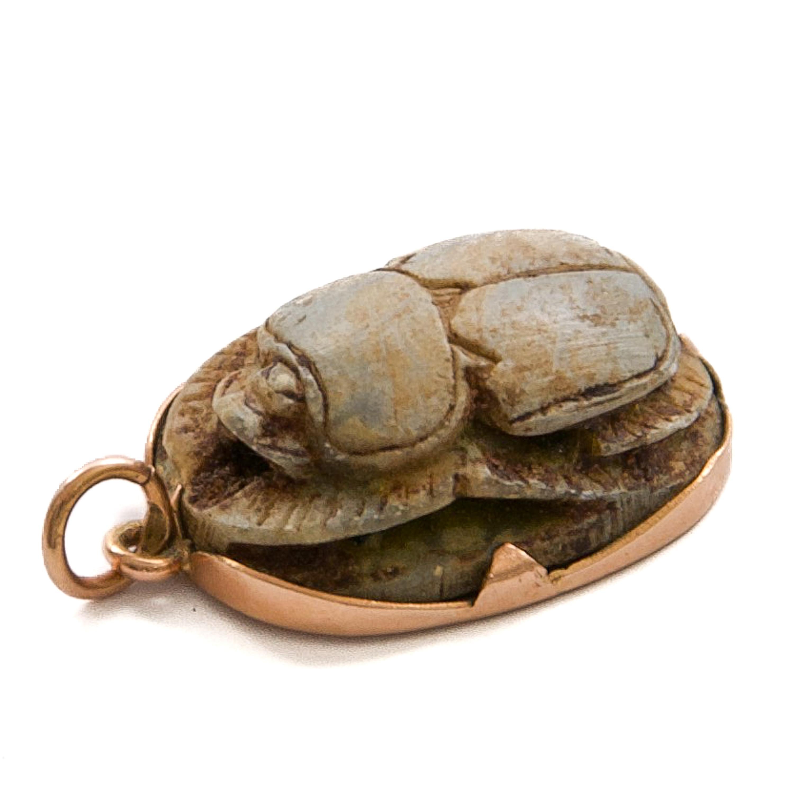 Antico ciondolo a forma di scarabeo egiziano in oro 14K con geroglifici in vendita 5