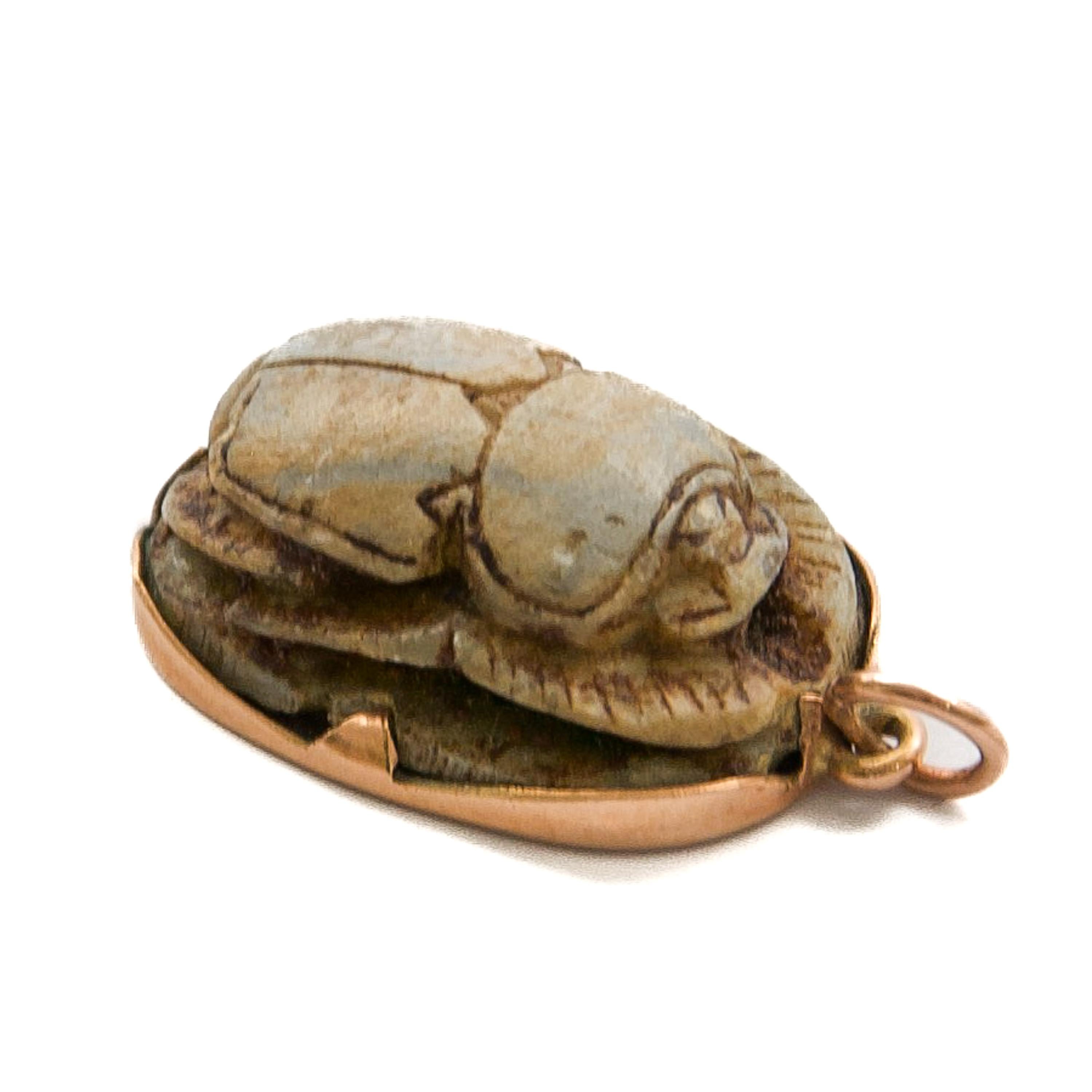 Antico ciondolo a forma di scarabeo egiziano in oro 14K con geroglifici in vendita 6