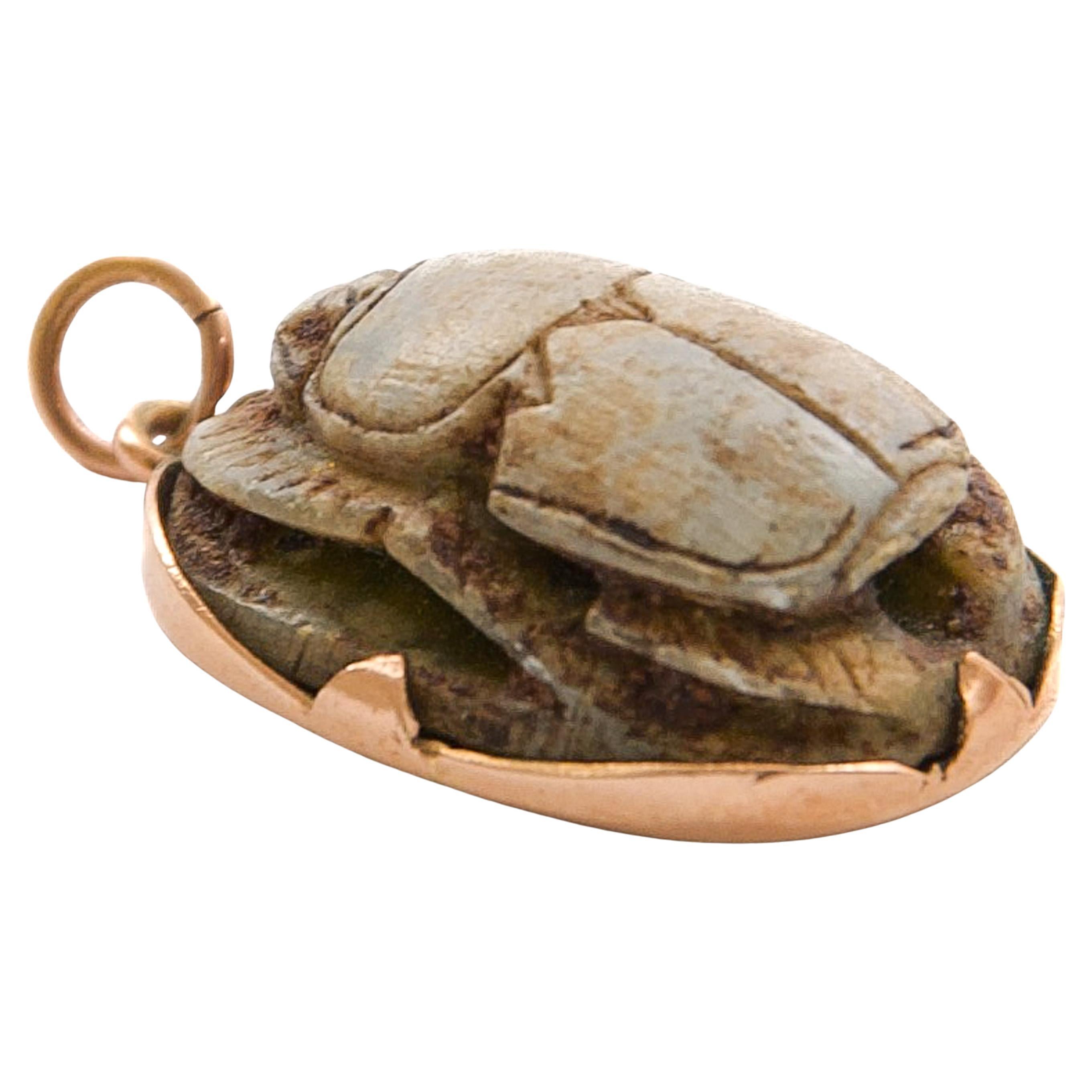 Antico ciondolo a forma di scarabeo egiziano in oro 14K con geroglifici