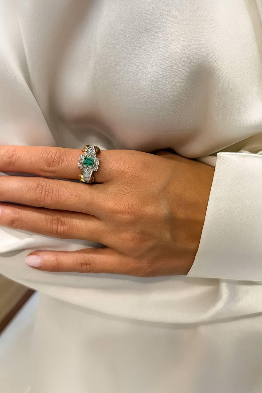 antiker Ring aus den 1950er Jahren mit zentralem Smaragd (ca. 0,90), der von 12 Diamanten im Rosenschliff überragt wird
