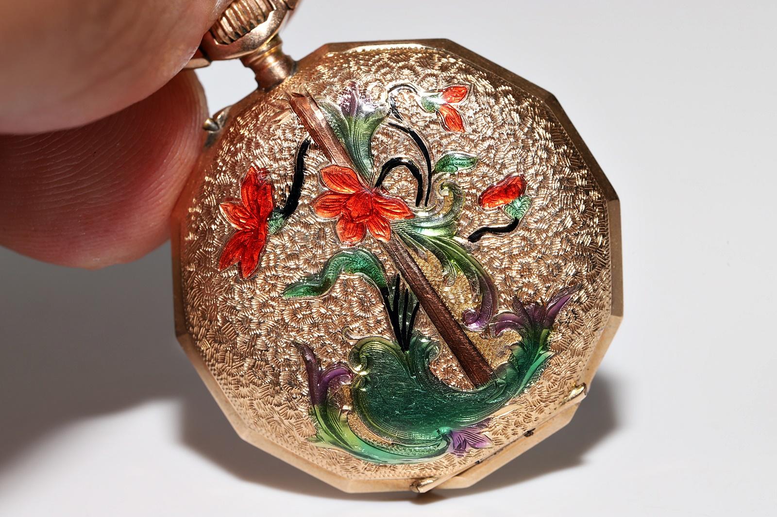 In sehr gutem Zustand.
Gesamtgewicht 17,8 Gramm.
Die Emaillen der Uhr wurden erneut restauriert.
Bitte kontaktieren Sie uns bei Fragen.