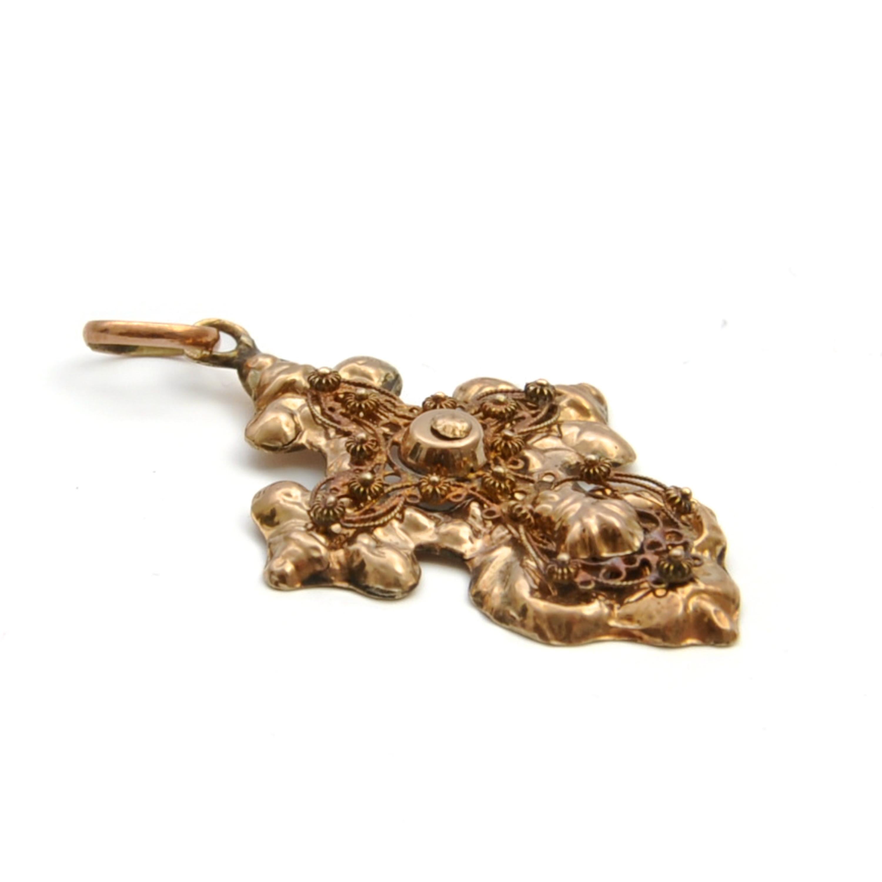 Pendentif ancien en or 14 carats avec croix en filigrane et cannetille en vente 1