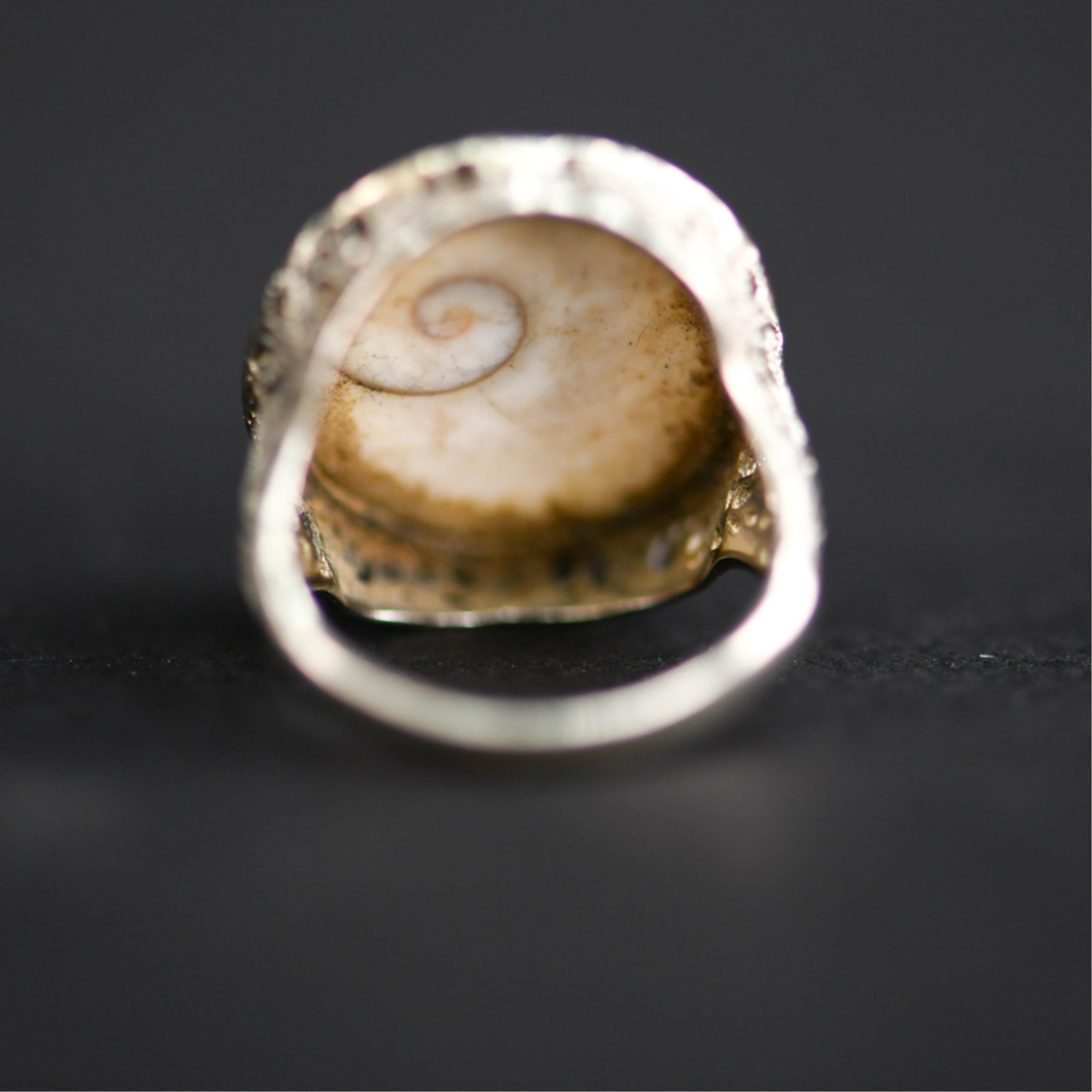 Early 20th Century Antique 14-Karat Gold Filigree Eye of Shiva Shell Ring For Sale