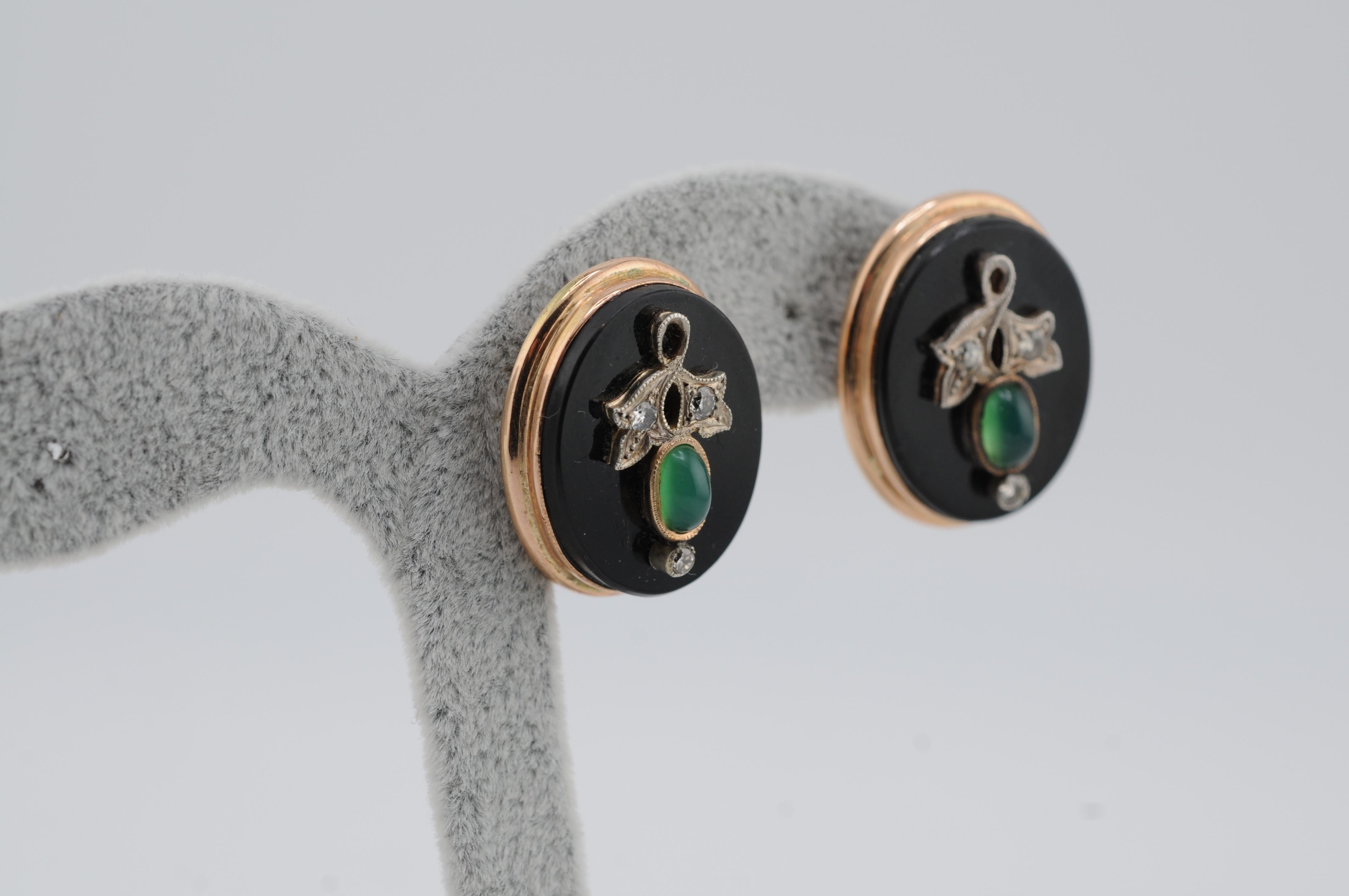 Estetismo Antichi orecchini floreali in oro 14K con diamanti, onice e smeraldo cabochon in vendita