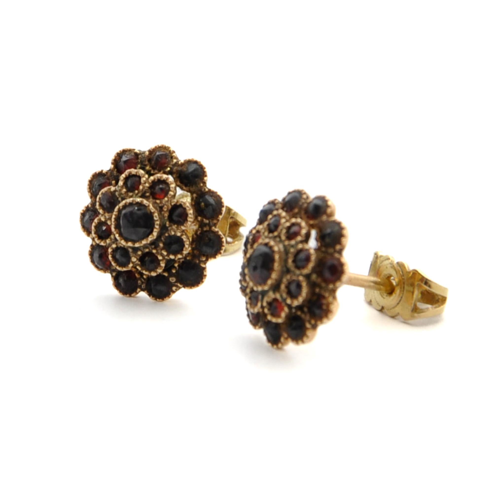 Antique 14K Gold Garnet Cluster Stud Earrings In Good Condition For Sale In Rotterdam, NL