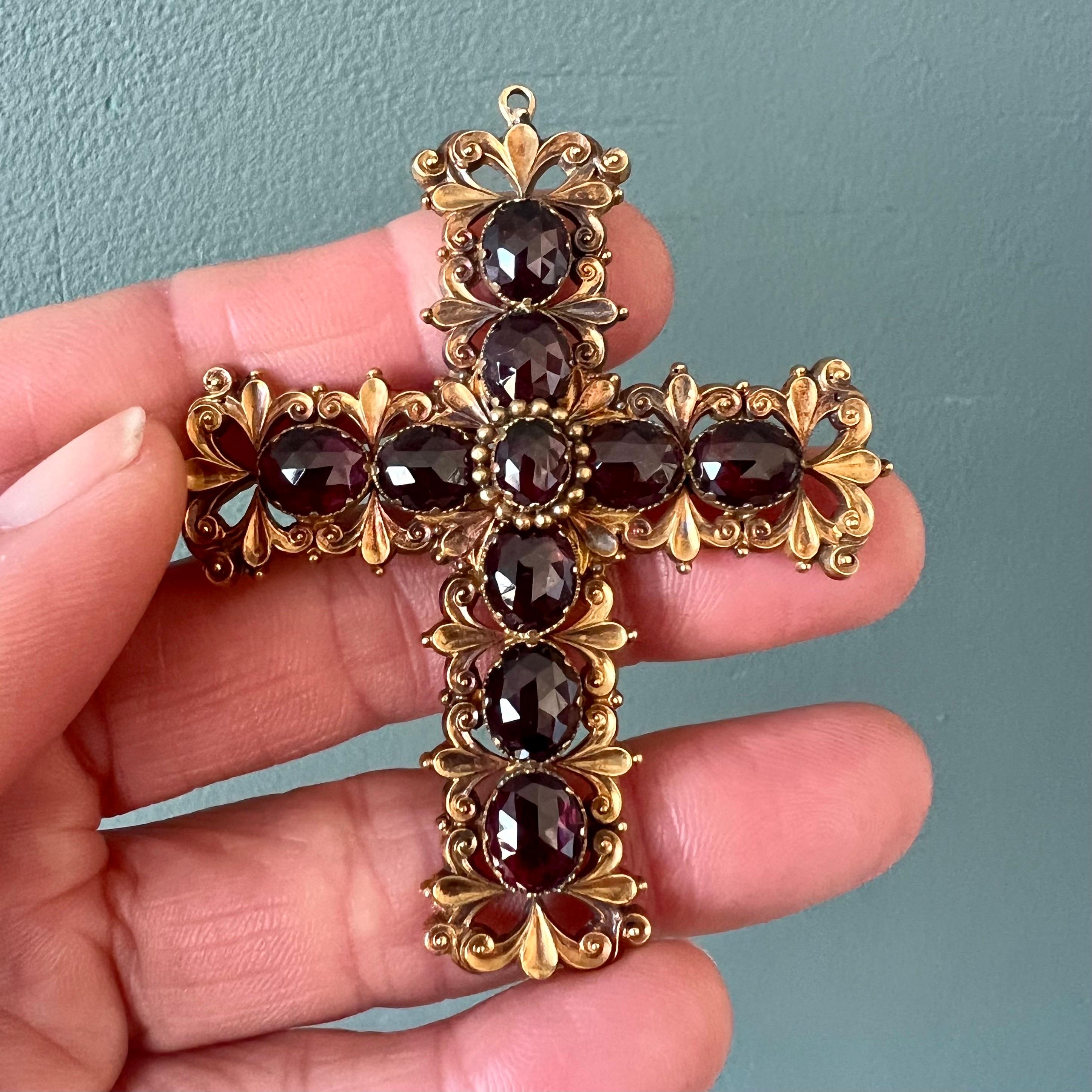 Neobarocco Antico ciondolo a croce in oro 14K e granato, Boemia, XIX secolo in vendita