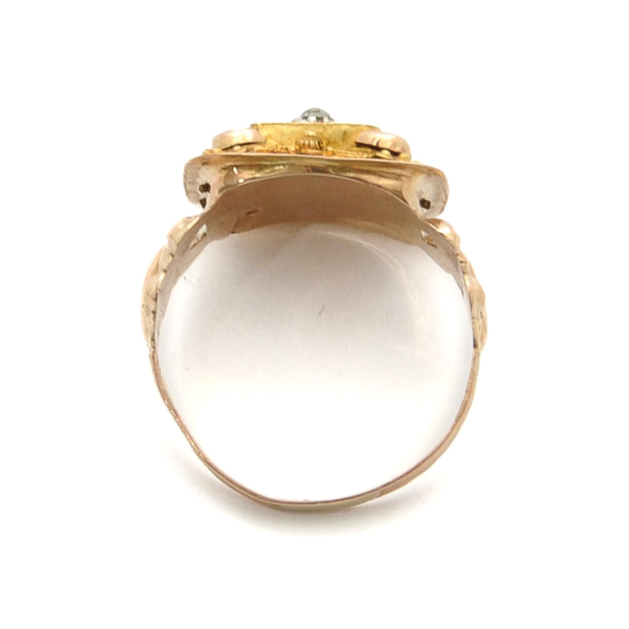 Antique Green Enamel and Seed Pearl 14K Gold Ring In Good Condition For Sale In Rotterdam, NL