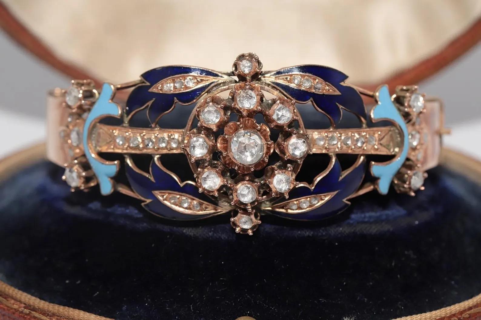 En très bon état.
Le poids total est de 28,7 grammes.
Totalement le diamant est de 2 ct.
Le diamant est de couleur H-I-J et de pureté s1-s2-s3.
La boîte n'est pas incluse
N'hésitez pas à nous contacter pour toute question.