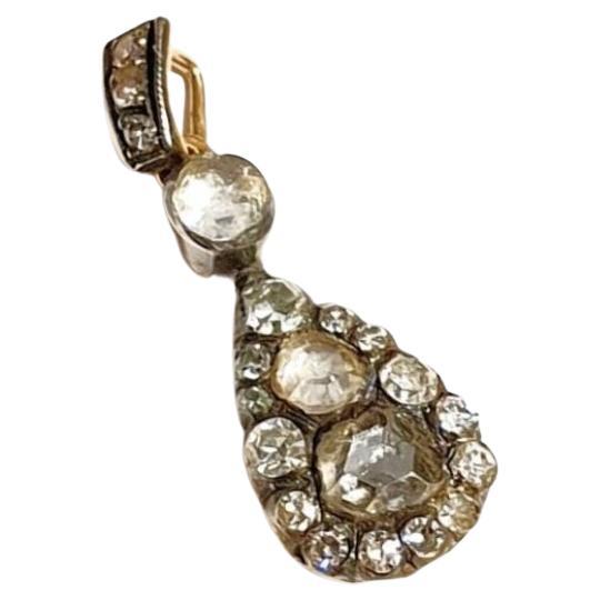 Antiker Satz Ohrringe und Anhänger mit Diamanten im Altminenschliff mit einem geschätzten Gewicht von 2,5 Karat und einer Gesamtlänge von Ohrringen und Anhänger von 2,5 cm, hergestellt in Europa zwischen 1910.c