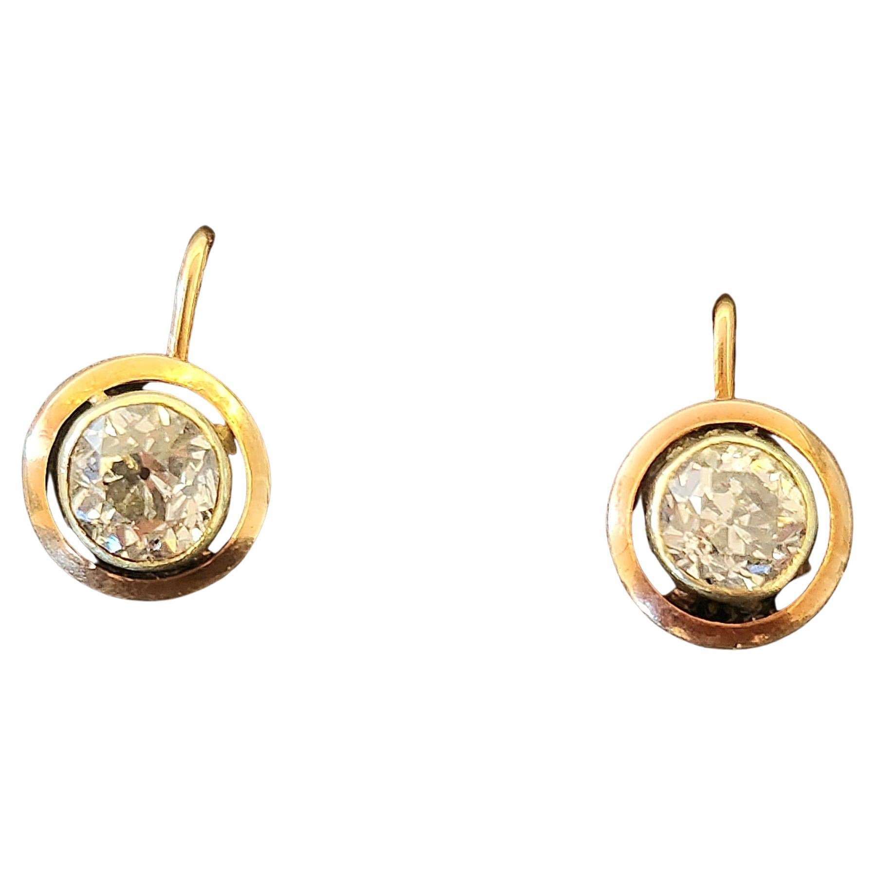 Antike russische Ohrringe mit Diamanten im Minenschliff mit einem geschätzten Gesamtgewicht von 1,60 Karat in der Farbe Weiß, jeder Stein hat einen Durchmesser von 6 mm und ein Gewicht von 0,80 Karat in 14-karätigem Roségold. Die Ohrringe sind 1,5