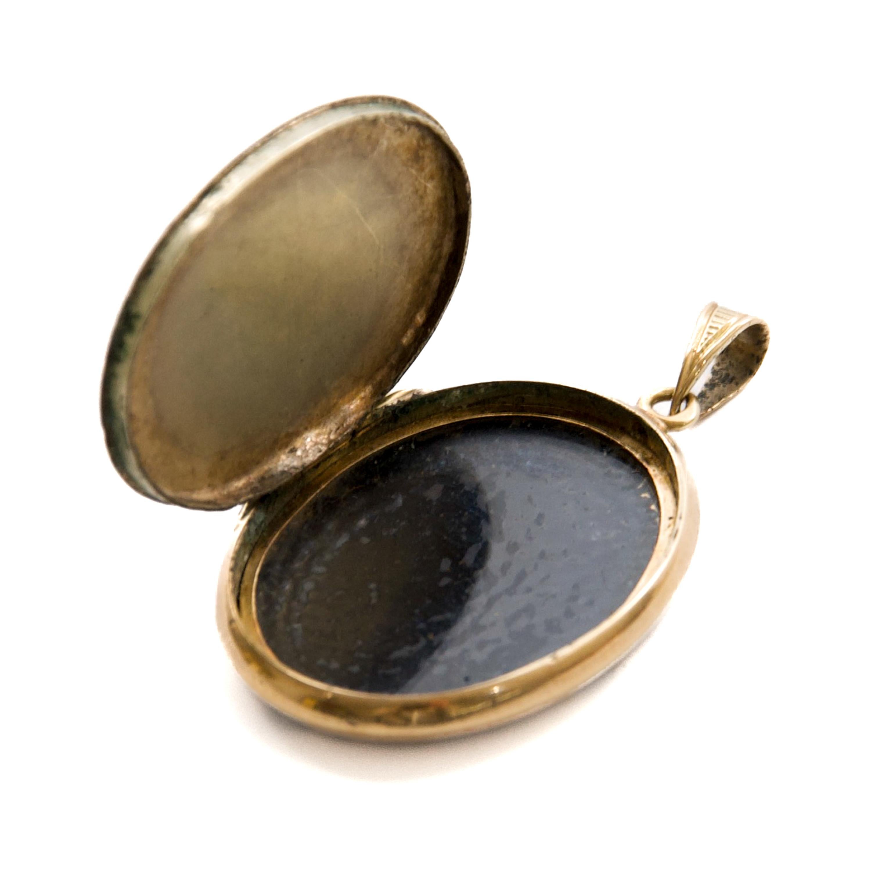 Antique 14K Gold Oval Locket with Niello and Guilloché Decoration, 19th Century For Sale 5