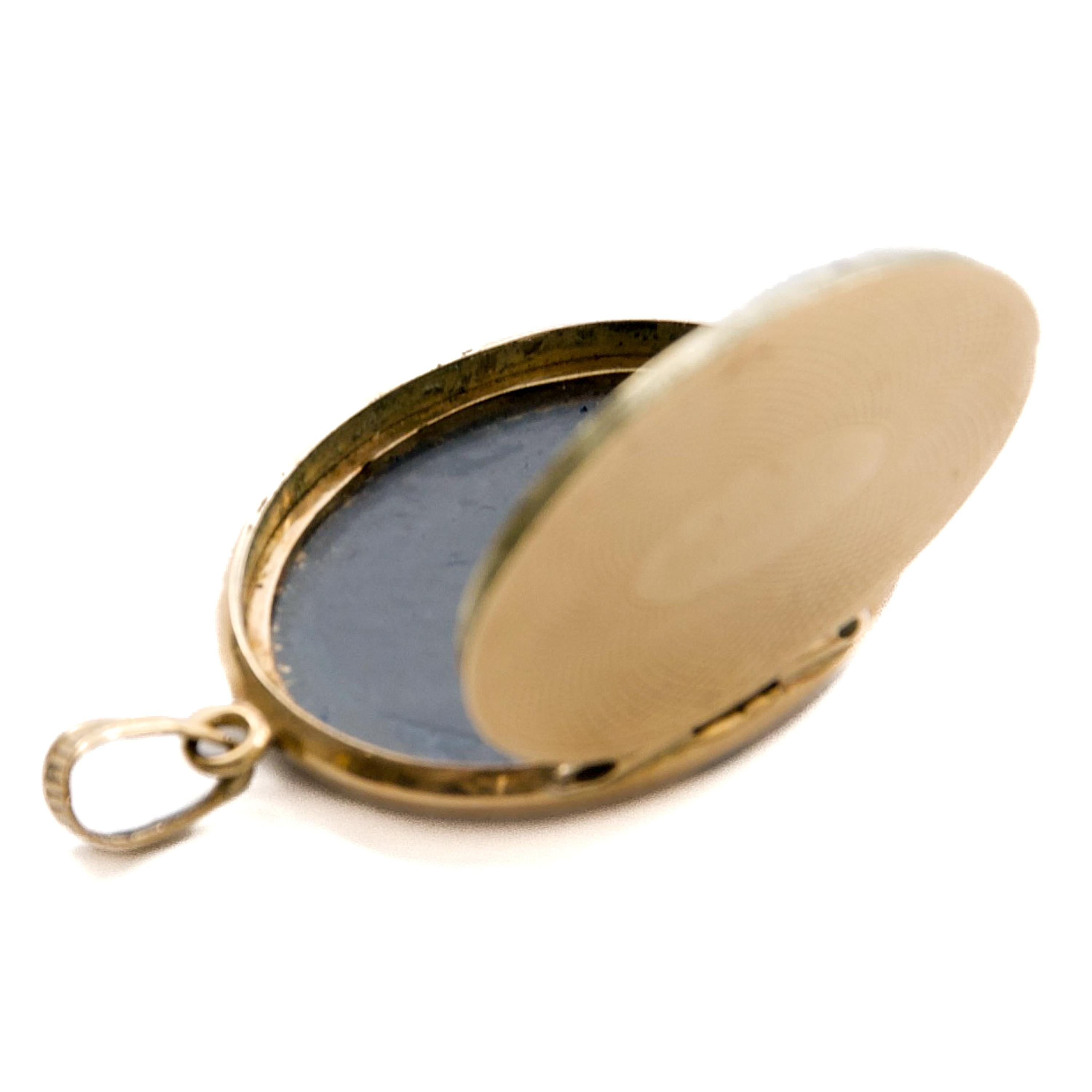 Antique 14K Gold Oval Locket with Niello and Guilloché Decoration, 19th Century For Sale 6