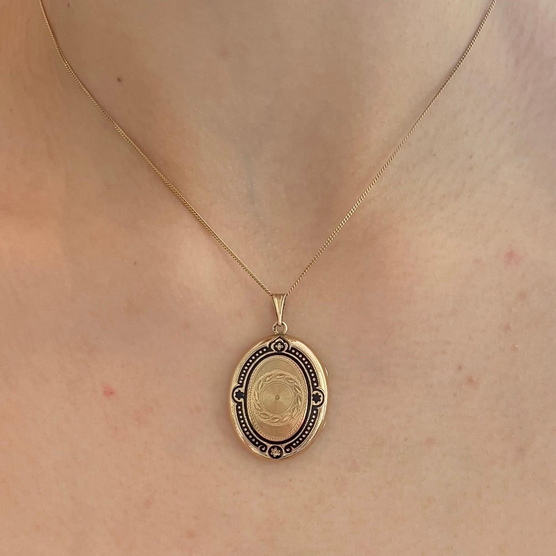 A beautifully crafted 19th-century oval locket in 14 karat yellow gold, enriched with delicate niello detailing and fine guilloché engraving. This refined jewel exemplifies the elegant balance of form and ornament characteristic of mid- to late-19th