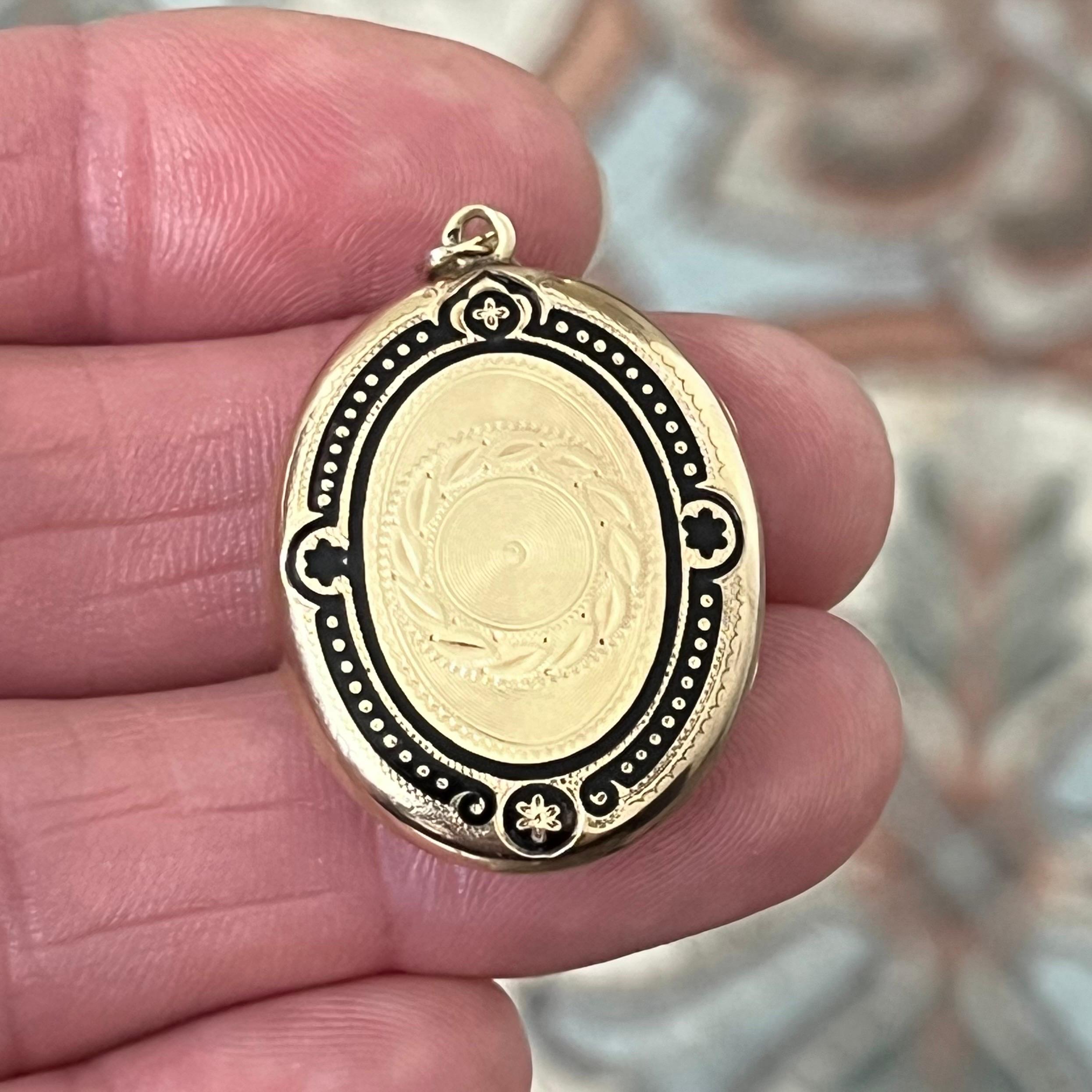 Victorian Antique 14K Gold Oval Locket with Niello and Guilloché Decoration, 19th Century For Sale