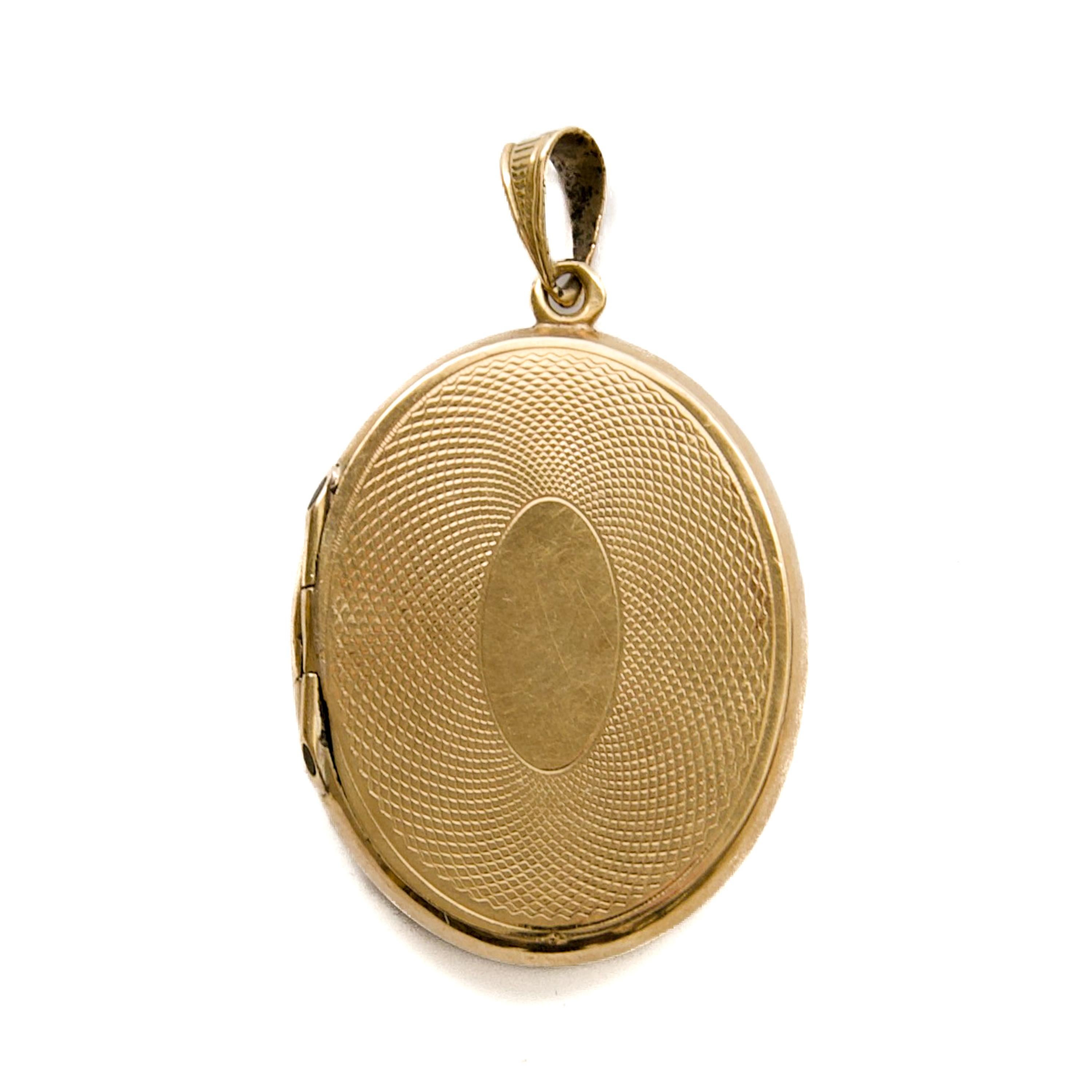 Antique 14K Gold Oval Locket with Niello and Guilloché Decoration, 19th Century In Good Condition For Sale In Rotterdam, NL