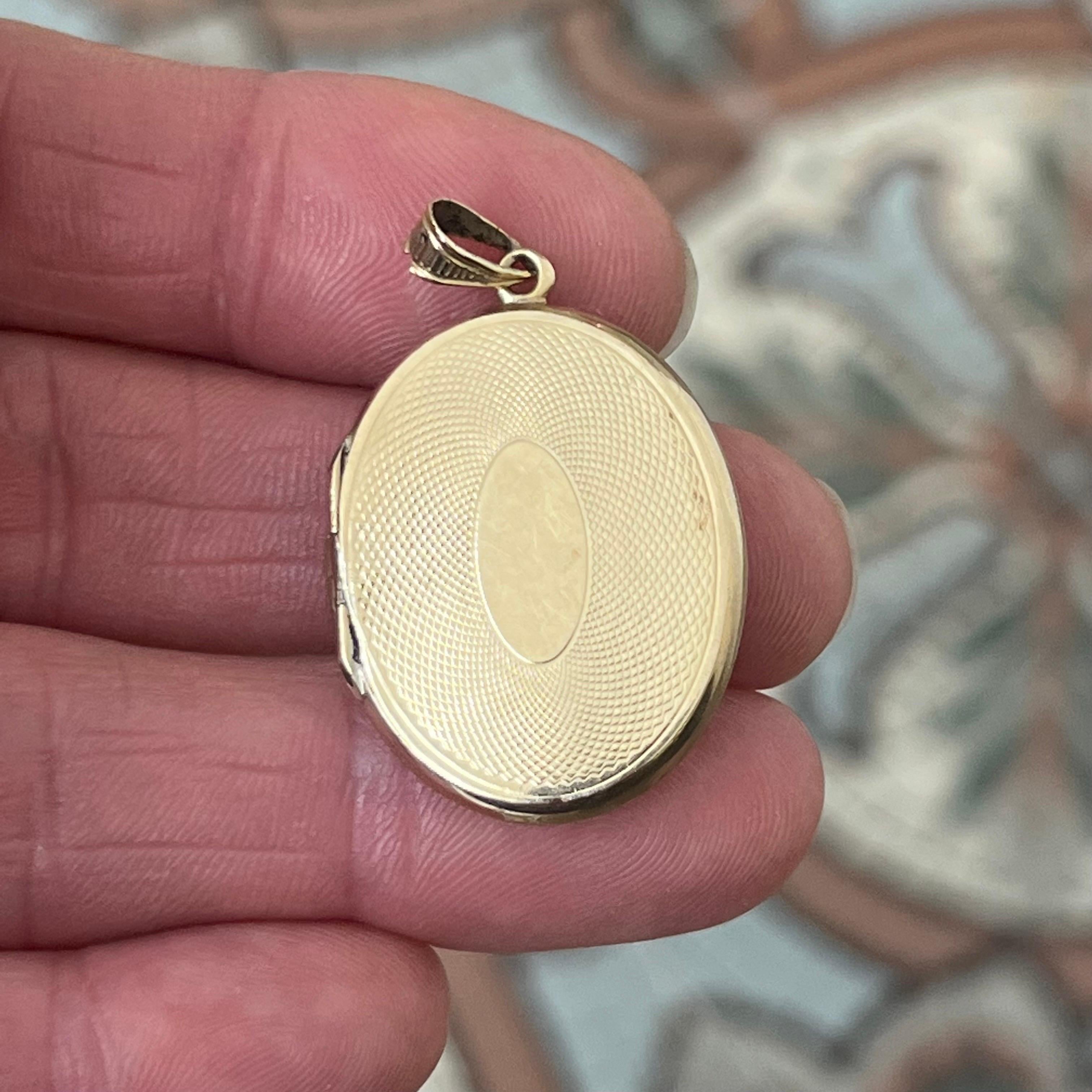 Women's or Men's Antique 14K Gold Oval Locket with Niello and Guilloché Decoration, 19th Century For Sale