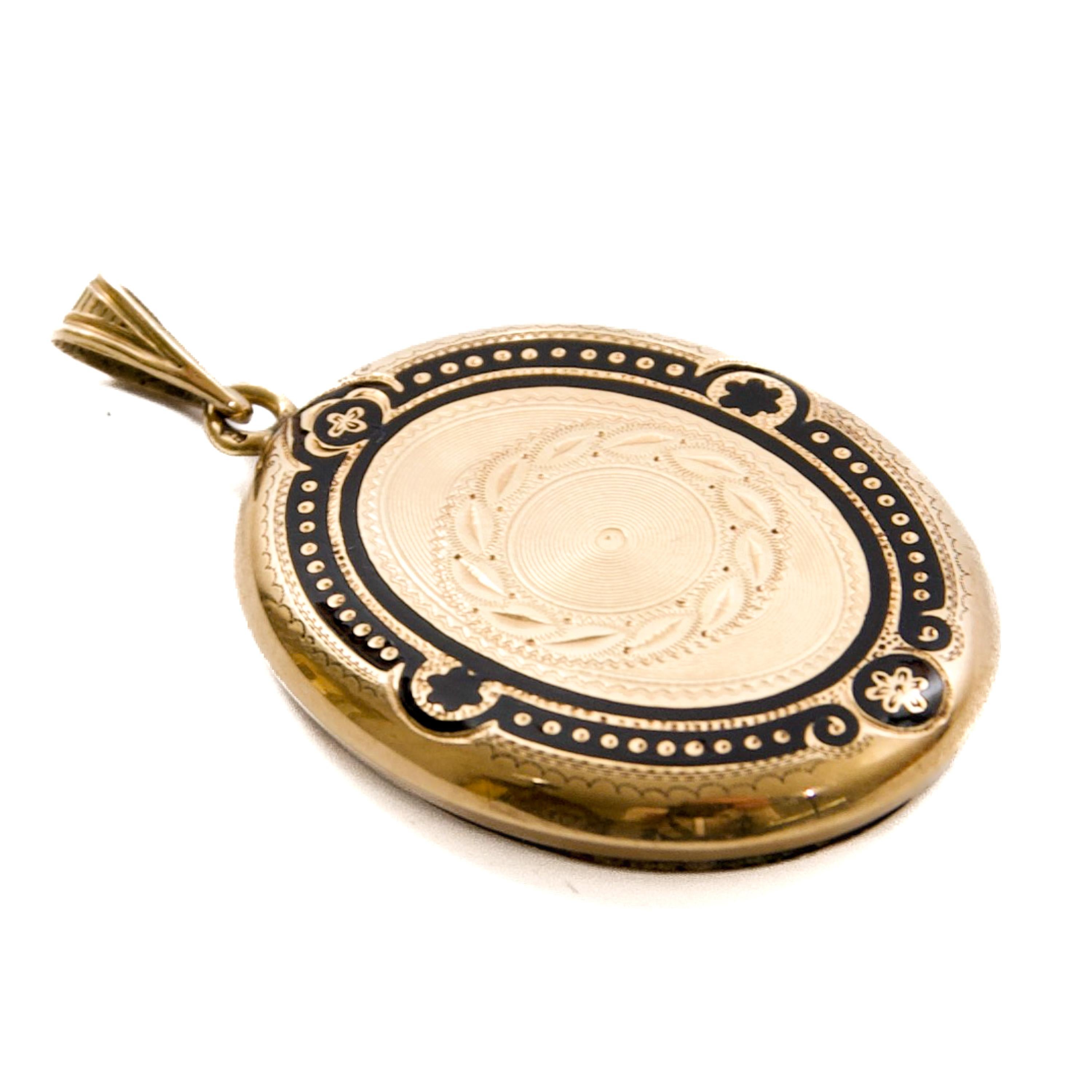 Antique 14K Gold Oval Locket with Niello and Guilloché Decoration, 19th Century For Sale 3